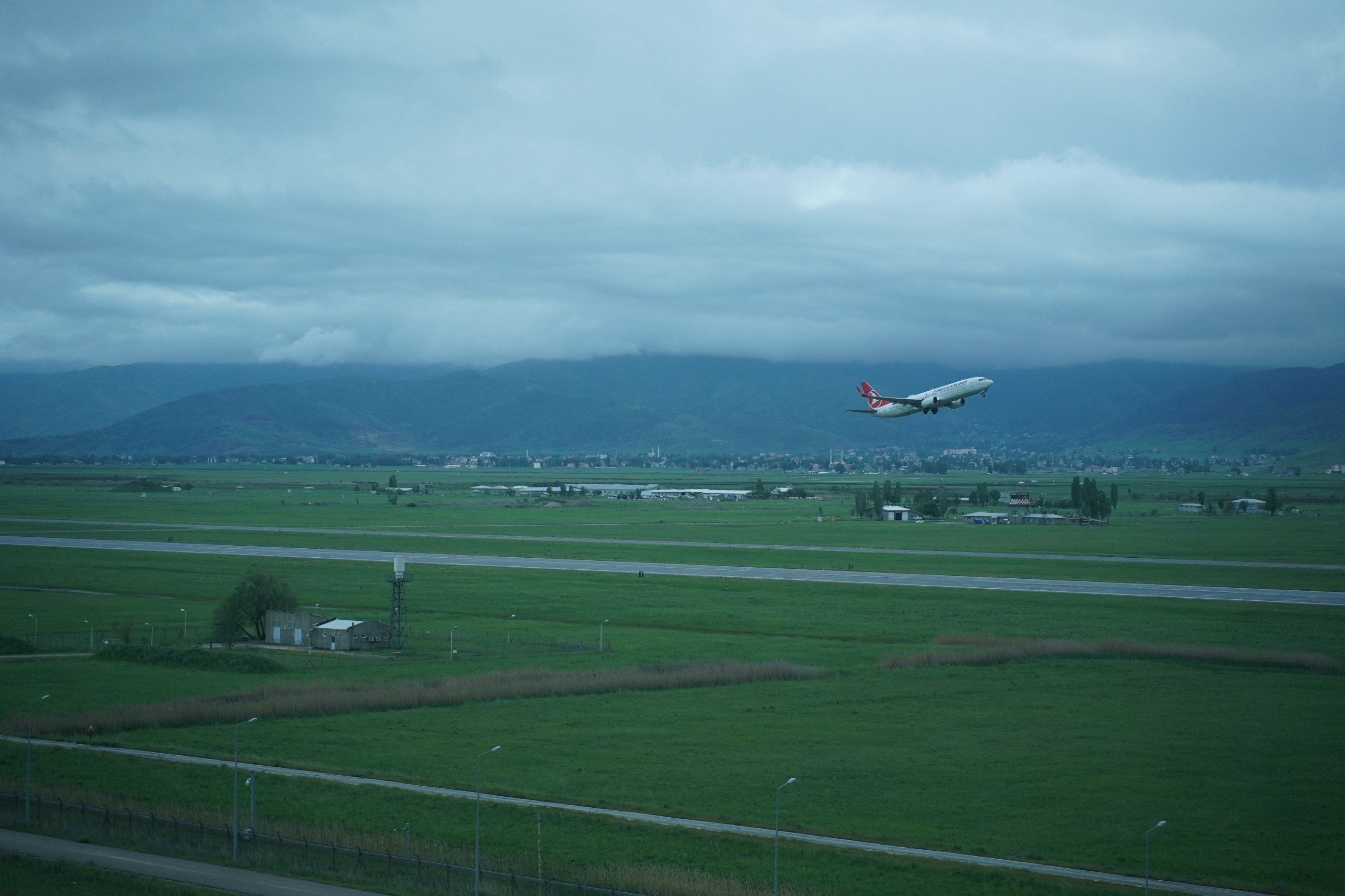 sivil-havacilik-kabin-hizmetleri-programi-ogrencilerinden-mus-alparslan-havalimanina-teknik-gezi-7451