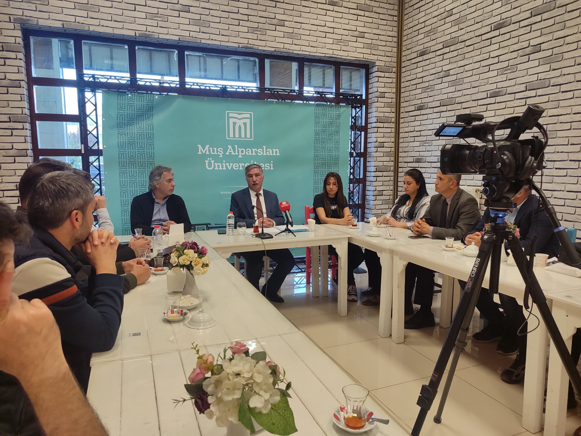 cay-bahce-sohbetlerinde-ortadogu-masaya-yatirildi-7459