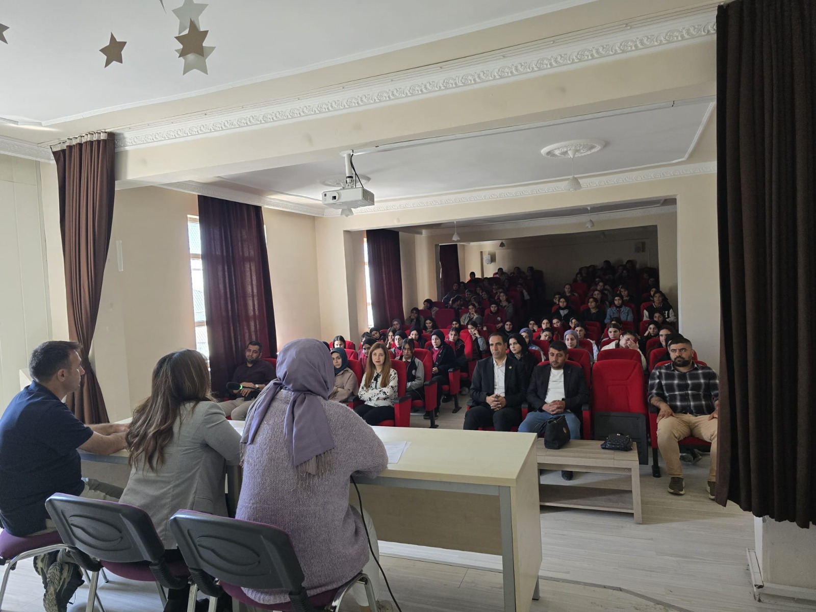 bulanik-meslek-yuksekokulu-ve-tugva-is-birligiyle-erken-yasta-evlilik-ve-kariyer-semineri-duzenlendi-7463