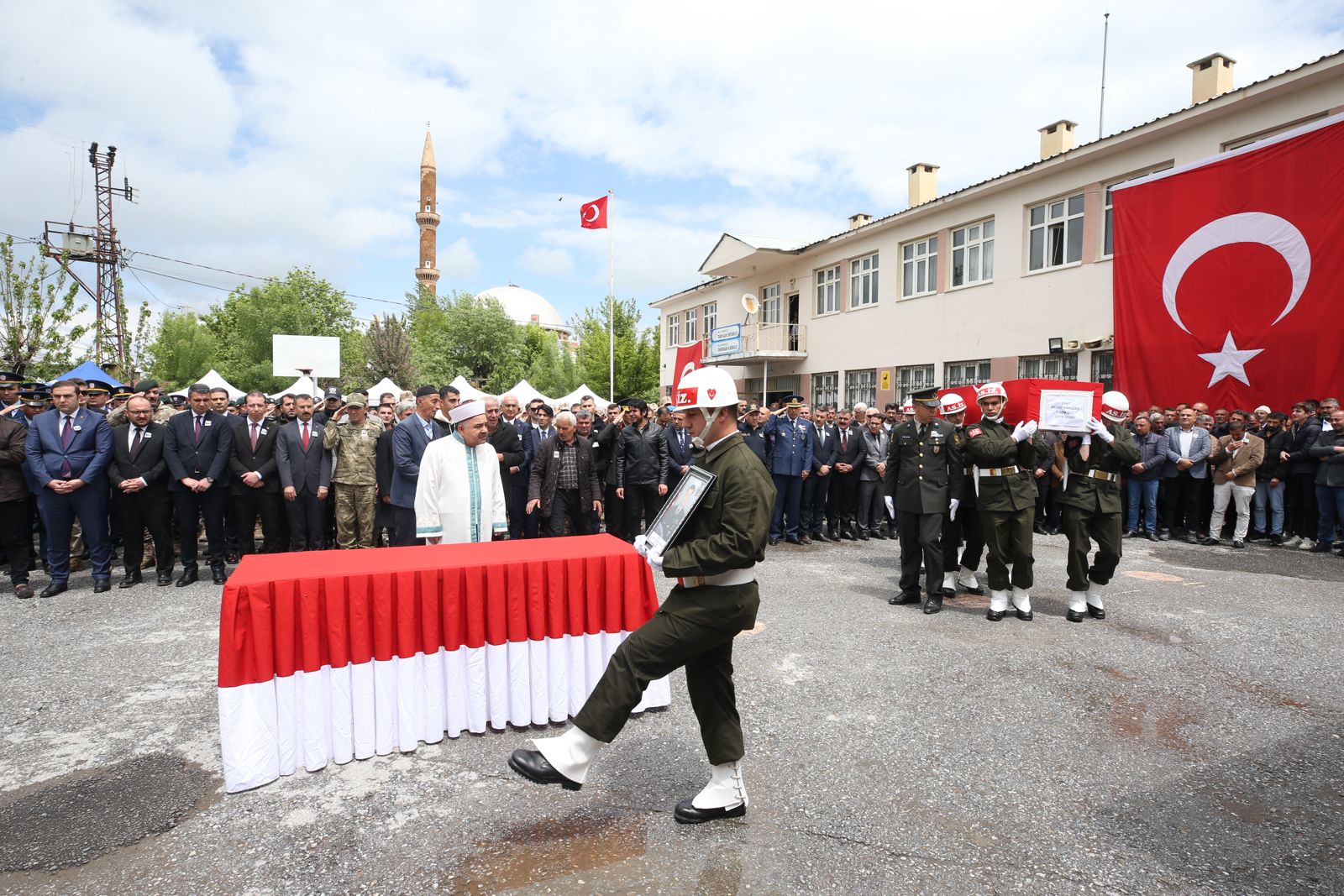 kahraman-sehidimiz-mesut-karadag-son-yolculuguna-ugurlandi-7474