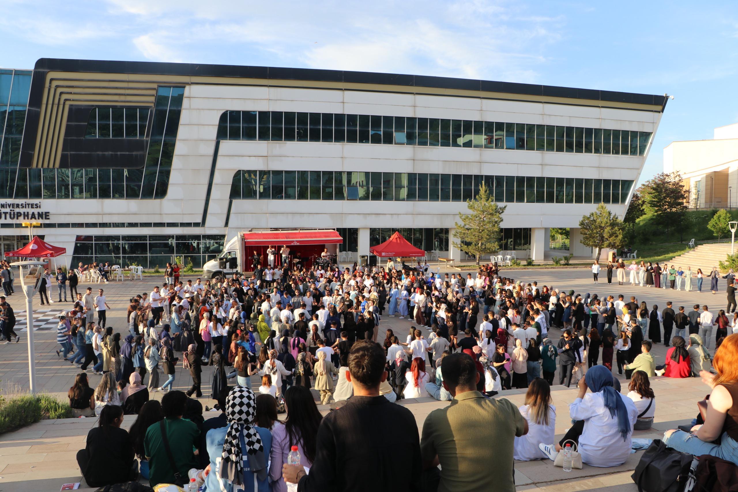 mus-alparslan-universitesinde-bahara-merhaba-konseri-coskusu-7578