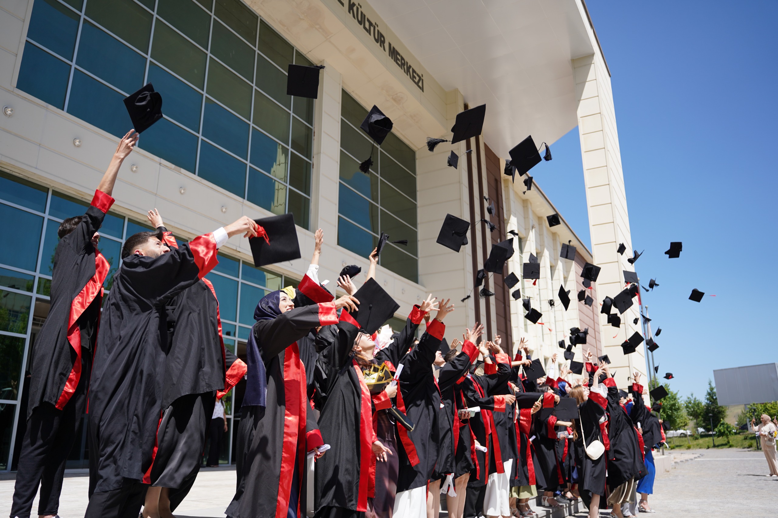 mus-alparslan-universitesinde-mezuniyet-coskusu-7660