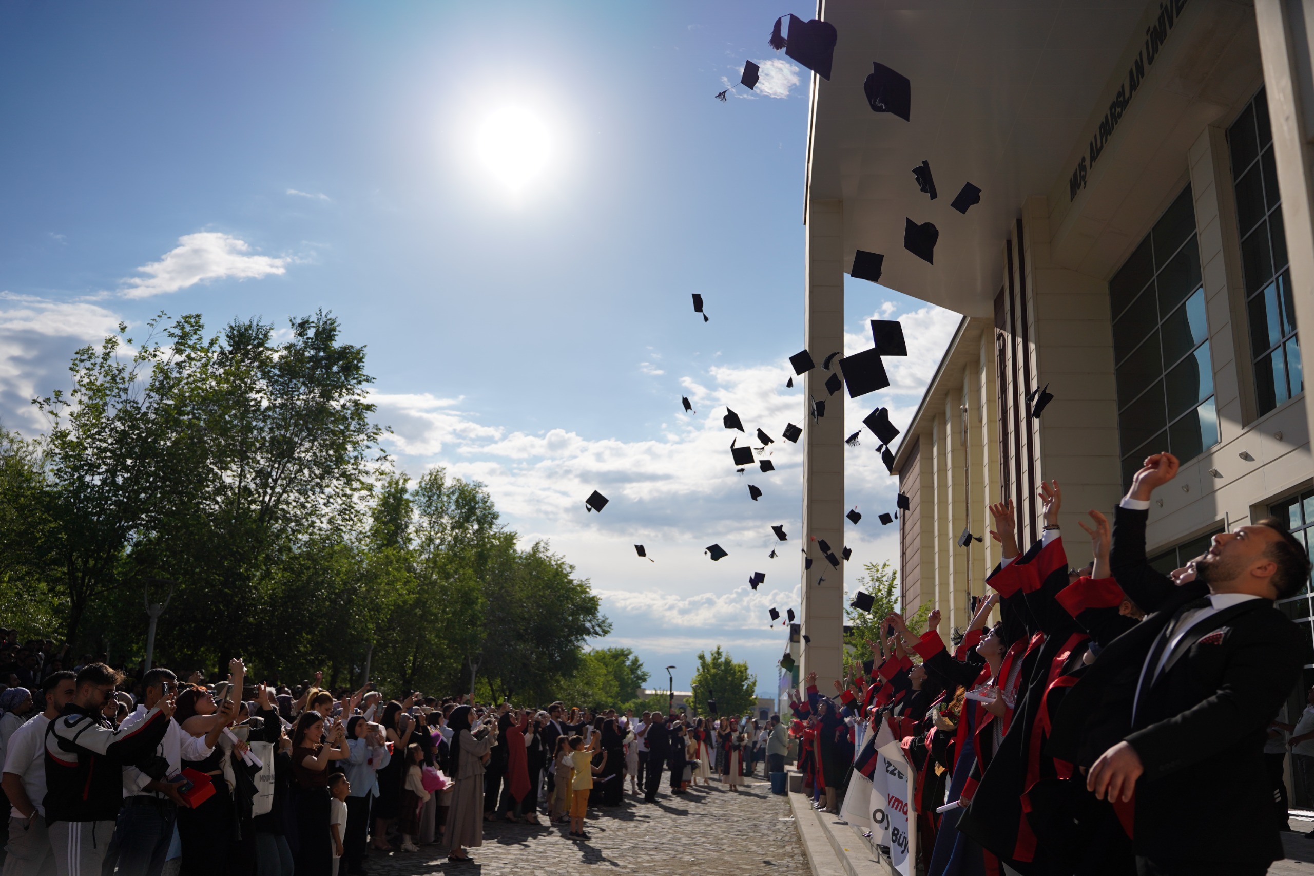 mus-alparslan-universitesi-2024-2025-akademik-yili-mezuniyet-torenleri-coskuyla-gerceklestirildi-7670