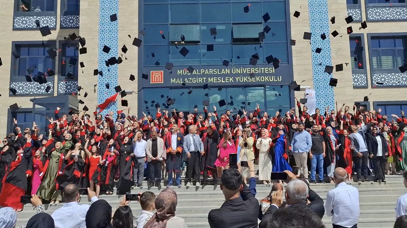 malazgirt-meslek-yuksekokulumuzda-mezuniyet-coskusu-7672
