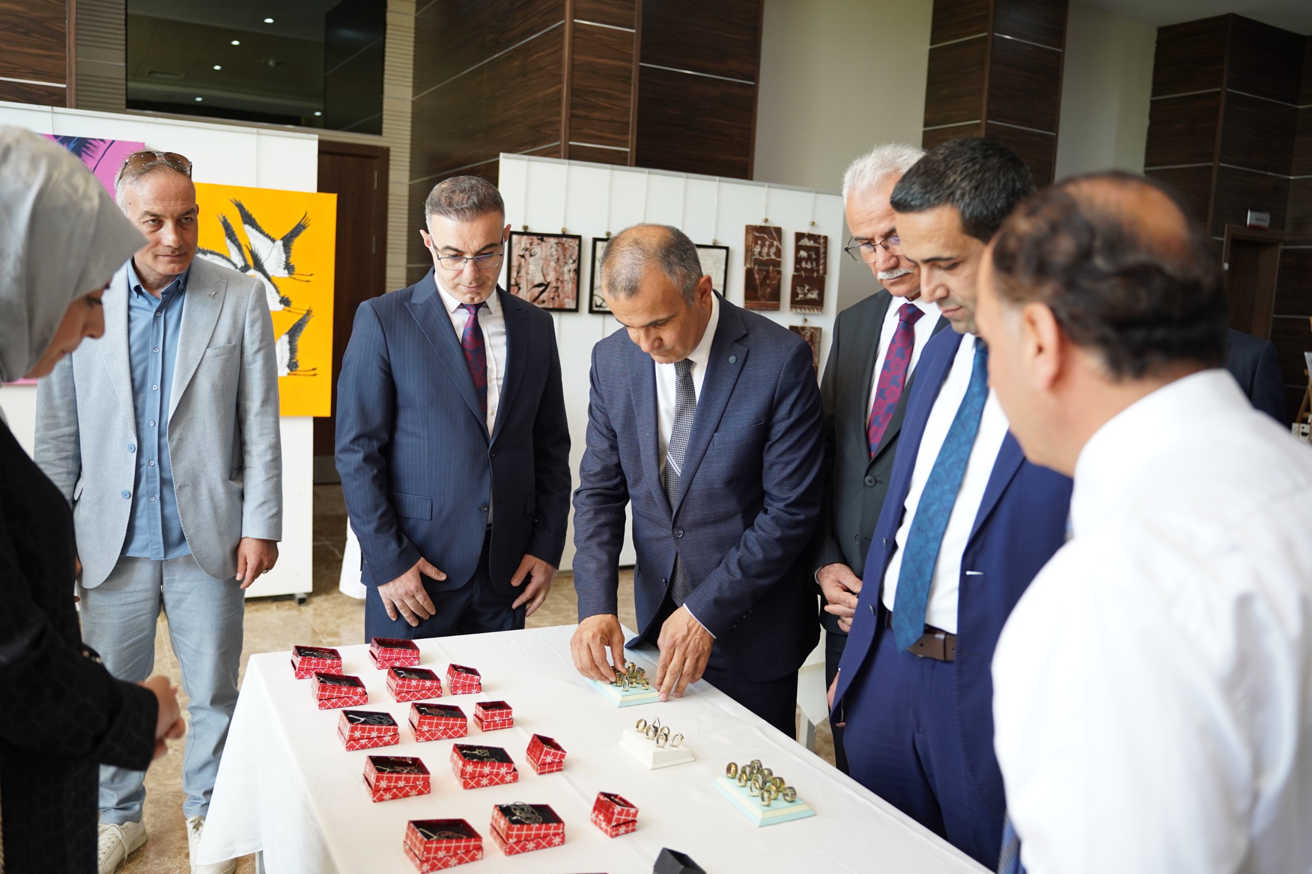 el-sanatlari-bolumu-2025-mezuniyet-sergisi-acildi-7677