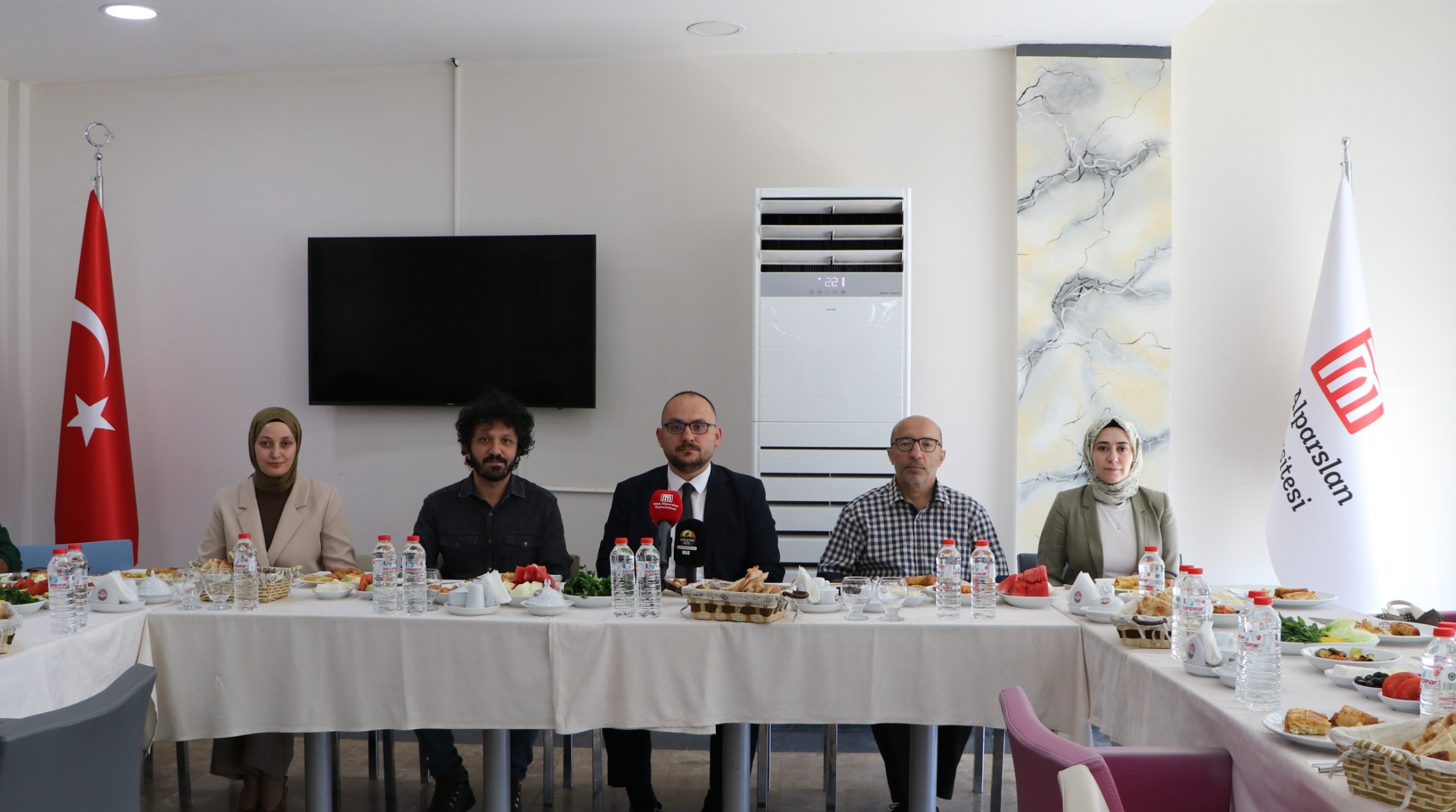 rektorumuz-yerel-ve-ulusal-basin-temsilcileriyle-bir-araya-geldi-7736