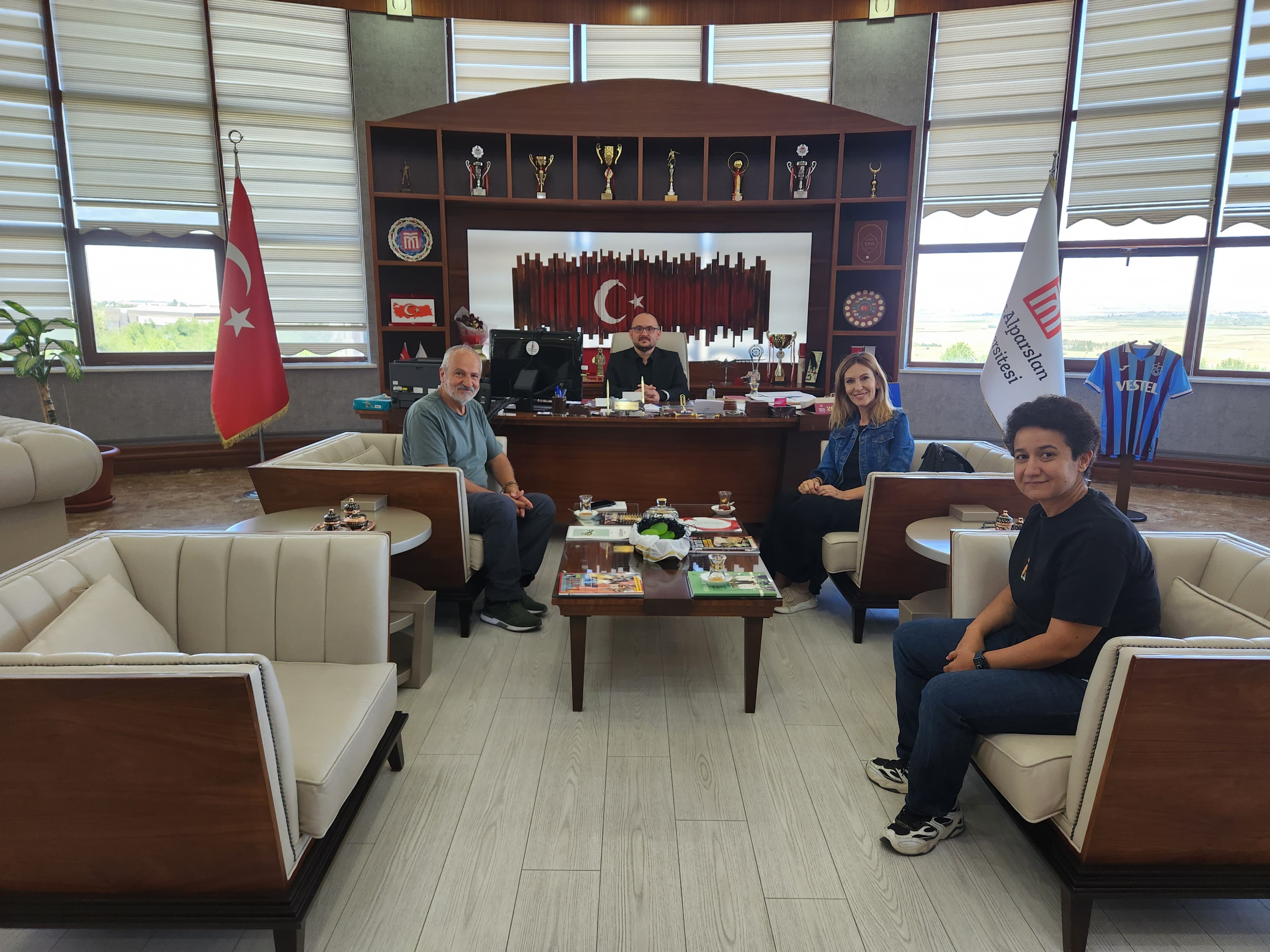 aricilik-calistayi-kapsaminda-universitemizde-agirlanan-konuklardan-rektorumuze-ziyaret-7742