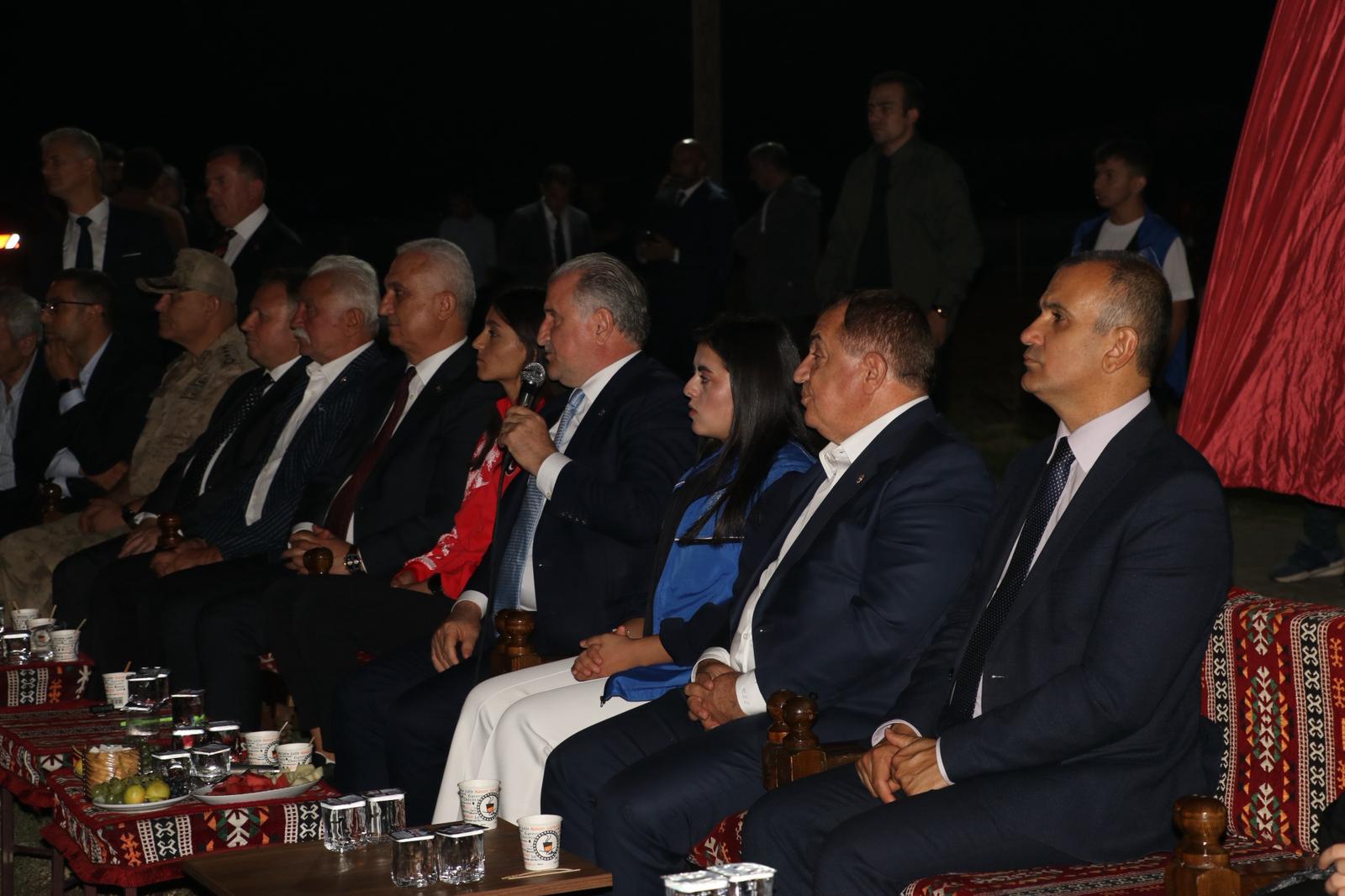 bakan-dr-osman-askin-bak-tarihi-murat-koprusu-kitap-kahvede-genclerle-bulustu-7944