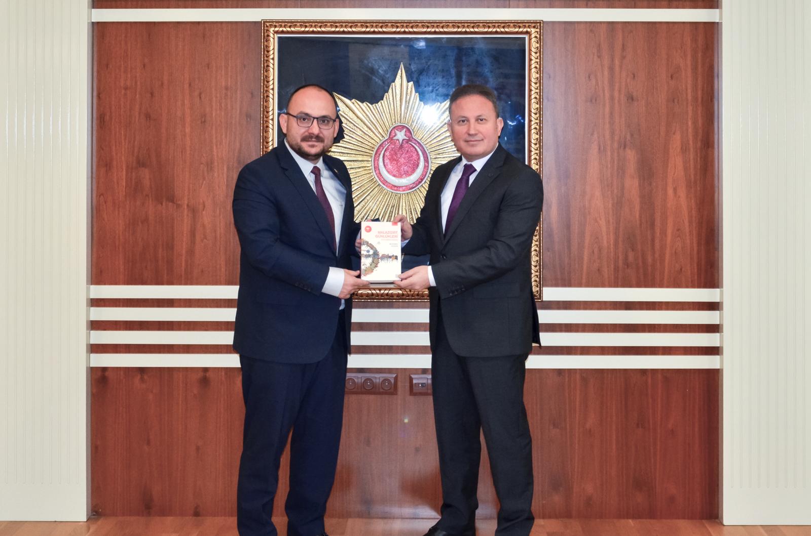 rektorumuzden-il-emniyet-muduru-melih-kuzudisliye-hayirli-olsun-ziyareti-7973