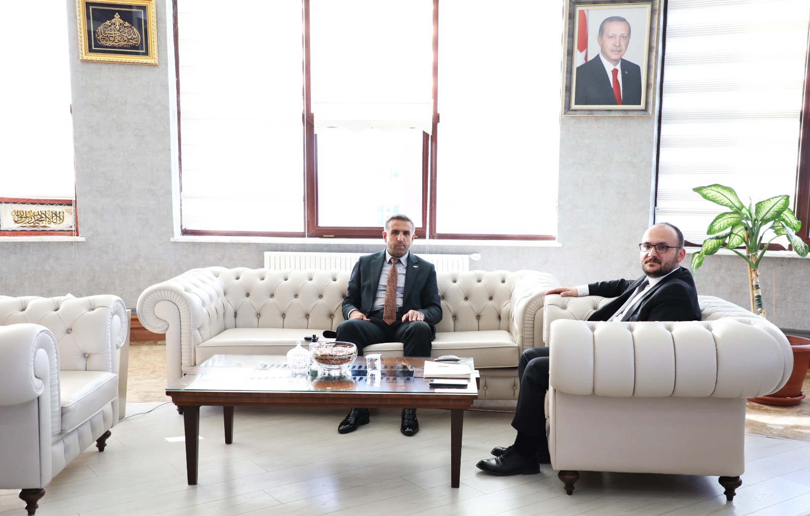 rektorumuz-prof-dr-mustafa-alican-sungu-belediye-baskani-burhan-sayilgani-makaminda-kabul-etti-8008