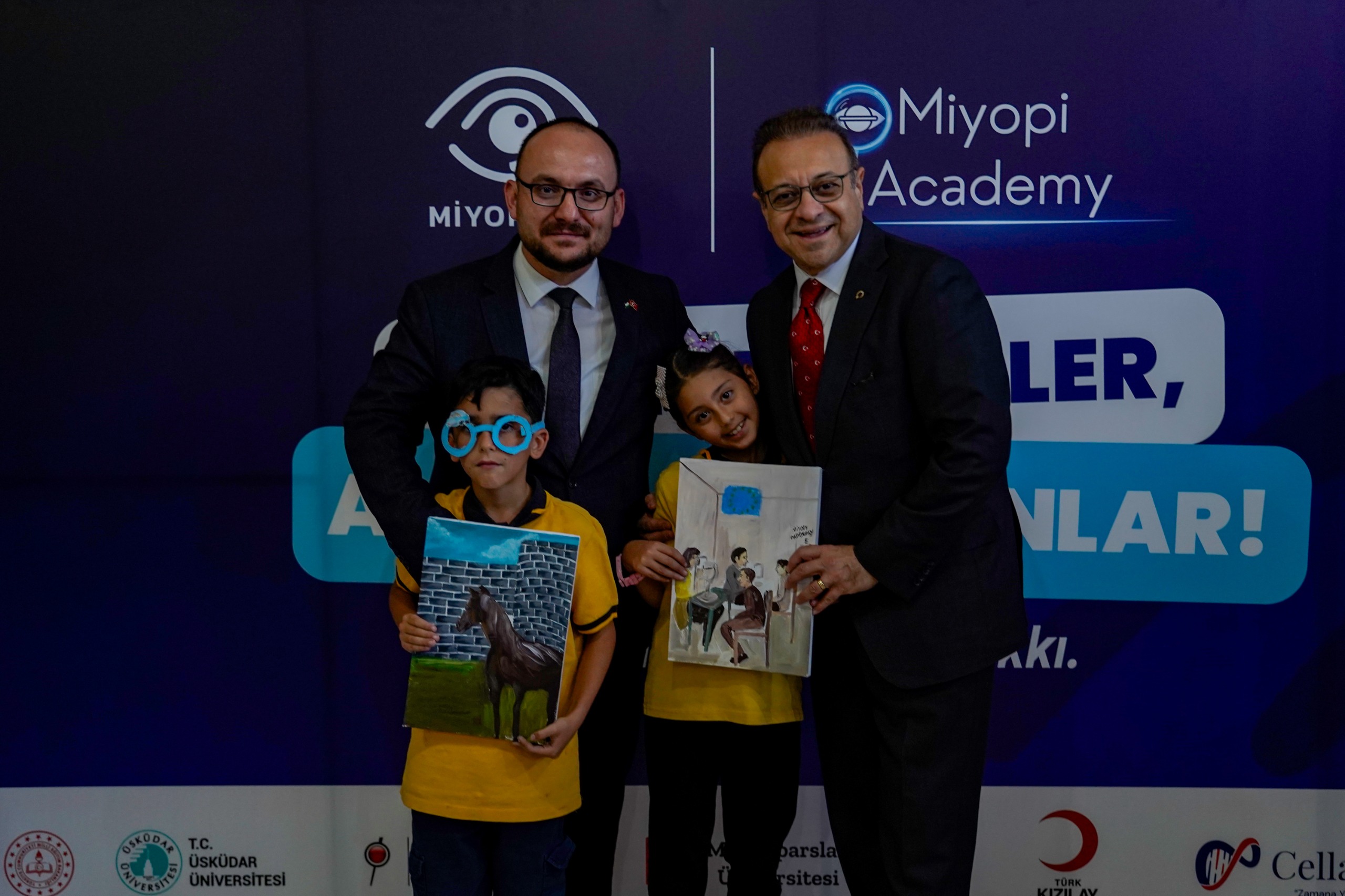 rektorumuz-prof-dr-mustafa-alican-buyukelci-dr-egemen-bagis-ile-birlikte-goz-taramasi-uygulamasina-katildi-8025