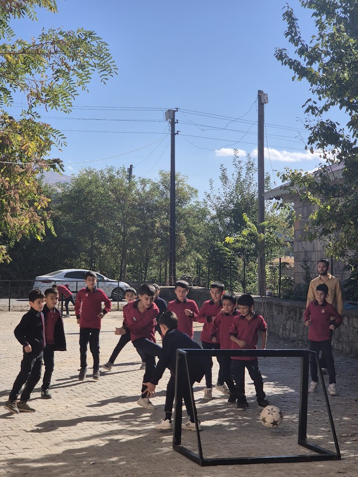 bir-minyatur-kale-bir-umut-yemisen-koyunde-hem-heyecan-hem-sevinc-8087