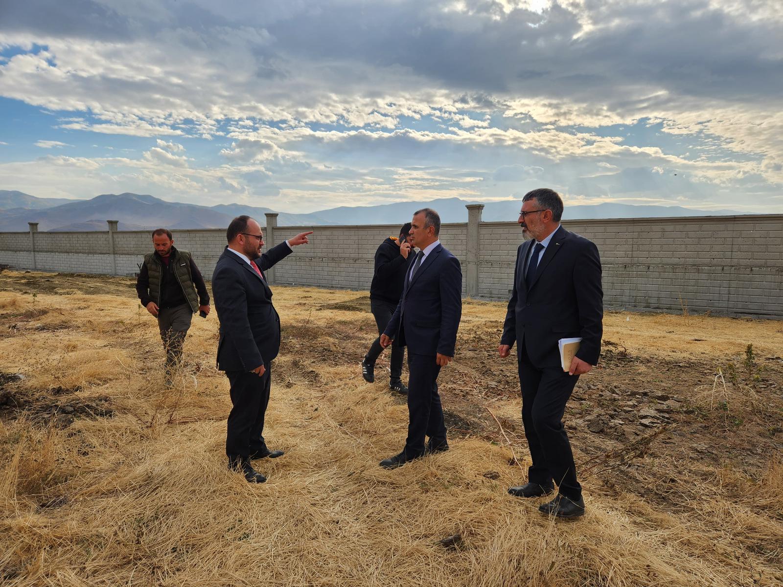 rektorumuz-prof-dr-mustafa-alican-universitemiz-uygulama-ciftliginde-incelemelerde-bulundu-8095