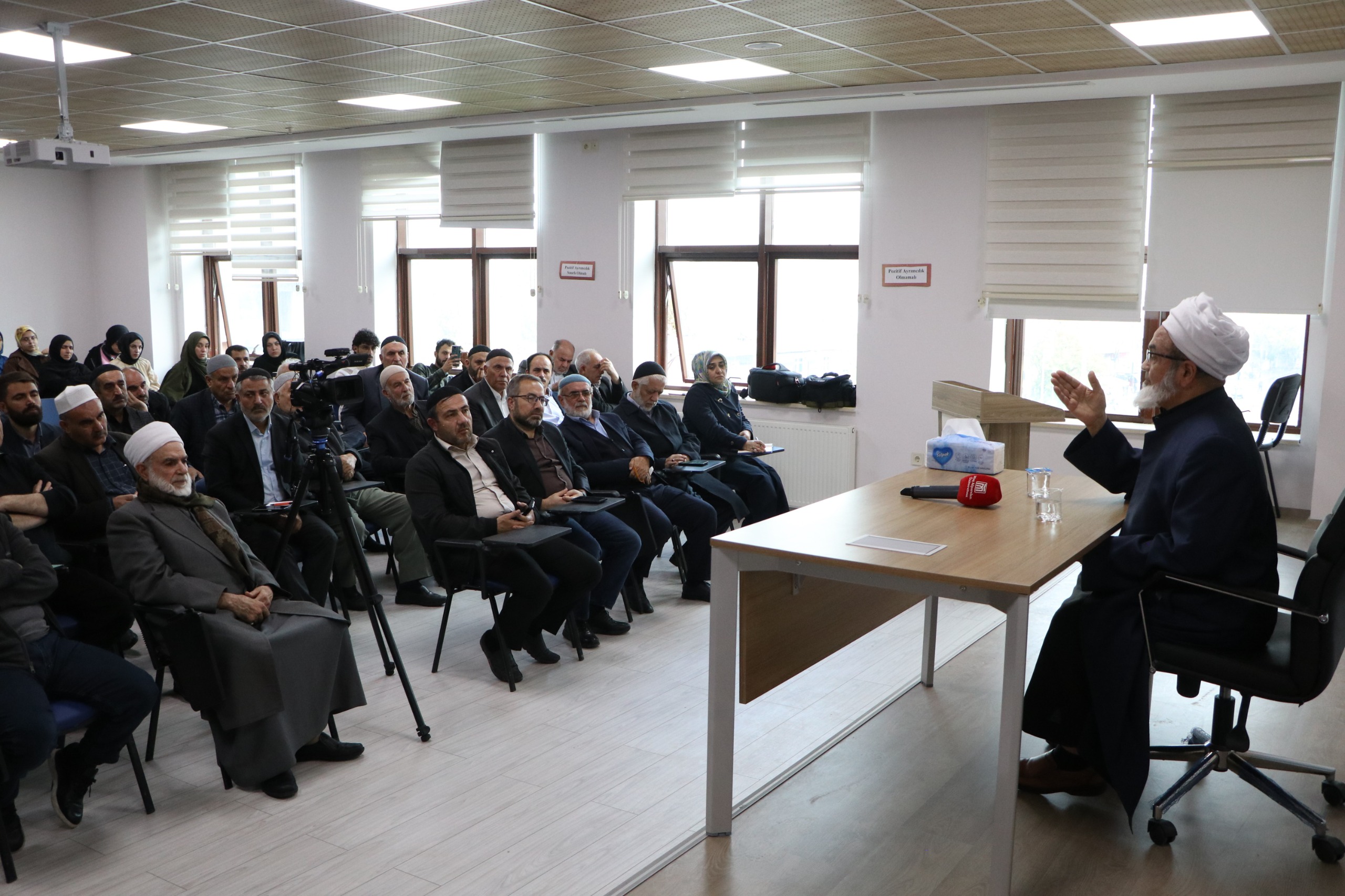 ilahiyat-fakultesinde-hz-muhammedin-nubuvveti-ve-akil-konulu-konferans-duzenlendi-8121