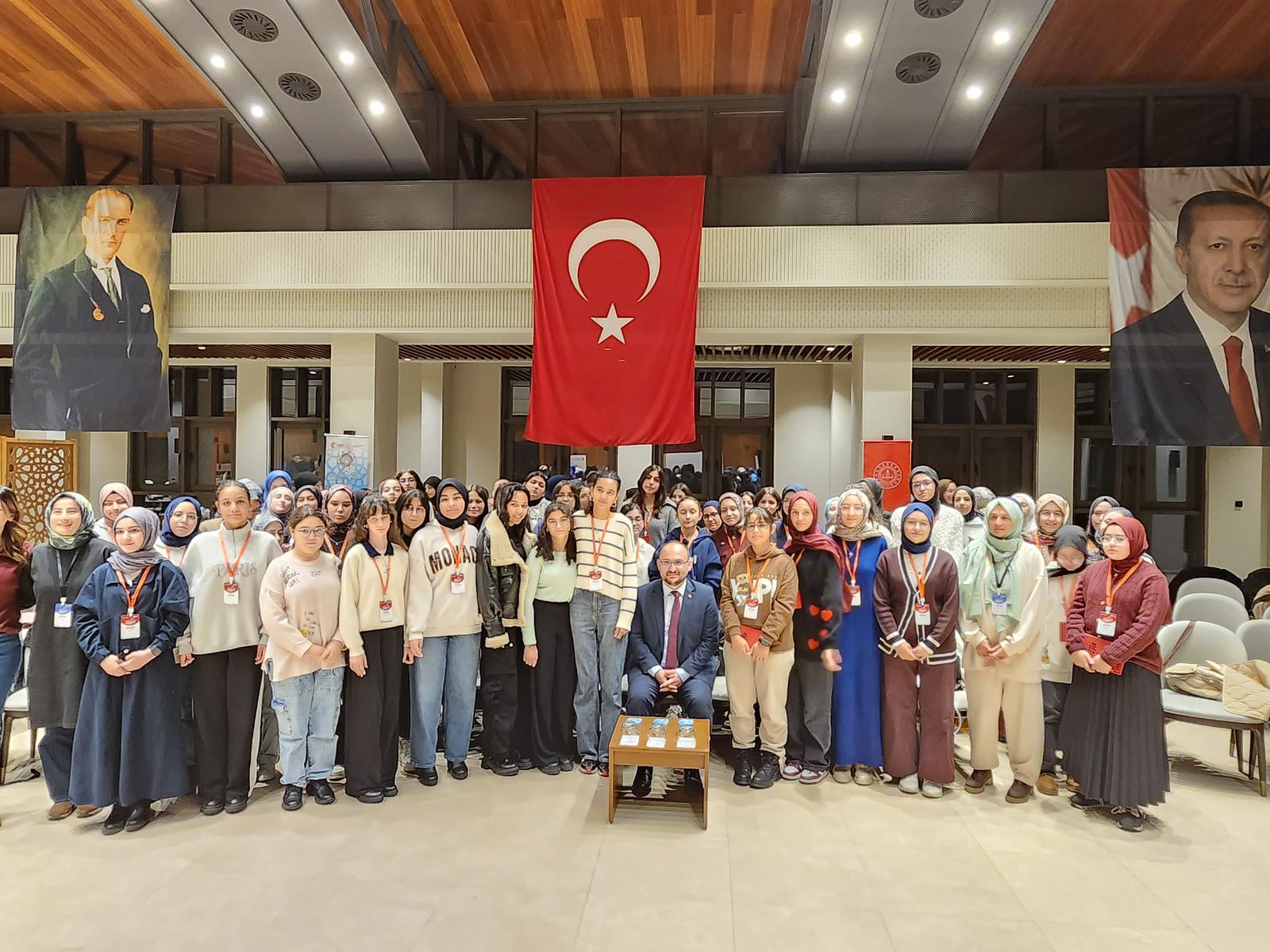 maziden-atiye-rektorumuz-prof-dr-mustafa-alican-ahlat-cumhurbaskanligi-kulliyesinde-genclerle-bulustu-8126