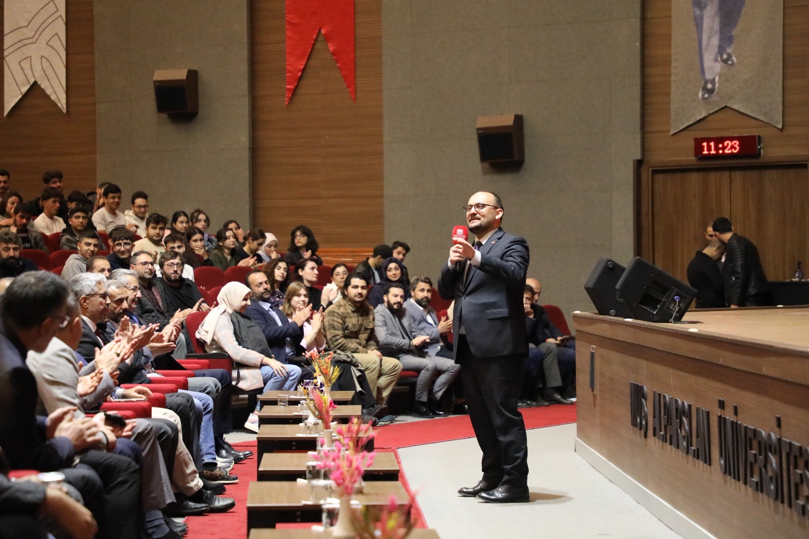 rektorumuz-prof-dr-mustafa-alican-ogrencilerimizle-bulustu-merhaba-cocuklar-8132