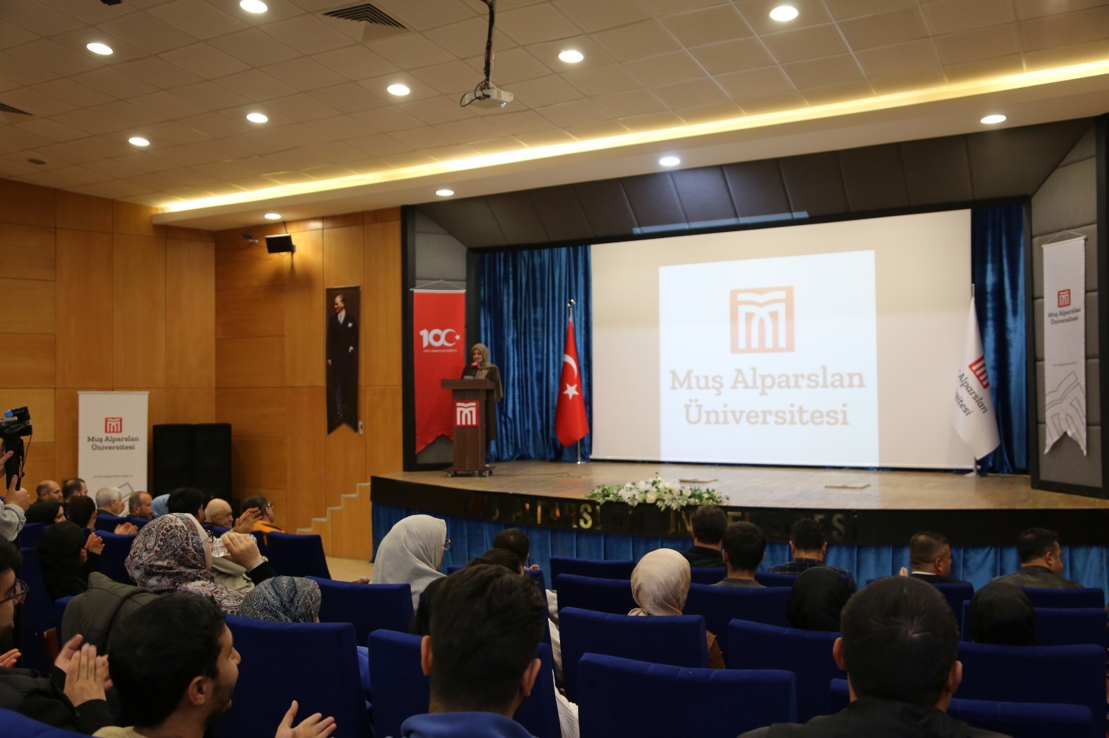 gecmisin-izinde-iki-hikaye-iki-usta-belgeseli-universitemizde-seyirciyle-bulustu-8134