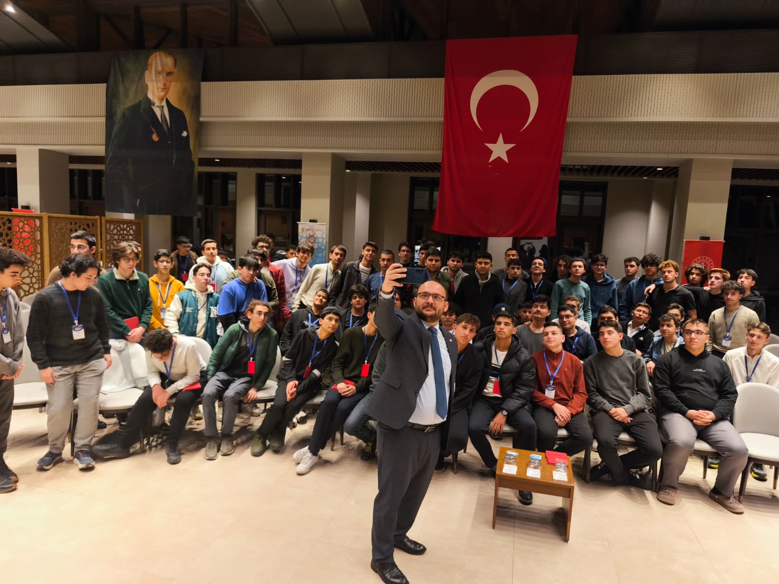 rektorumuz-prof-dr-mustafa-alican-ahlatta-genclerle-fetih-ruhu-uzerine-bulustu-8252