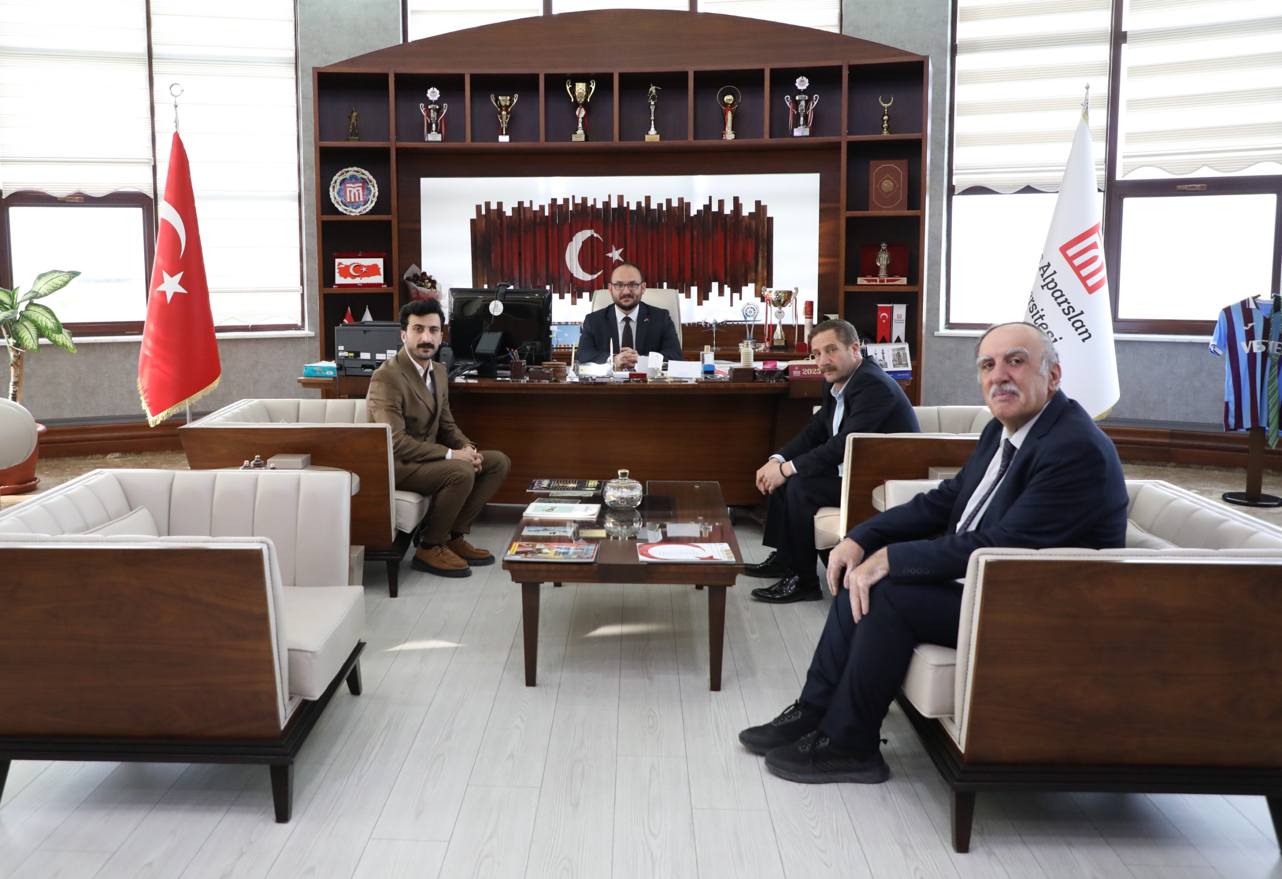 rektorumuz-prof-dr-mustafa-alican-muslu-yazar-ve-sairleri-makaminda-kabul-etti-8262