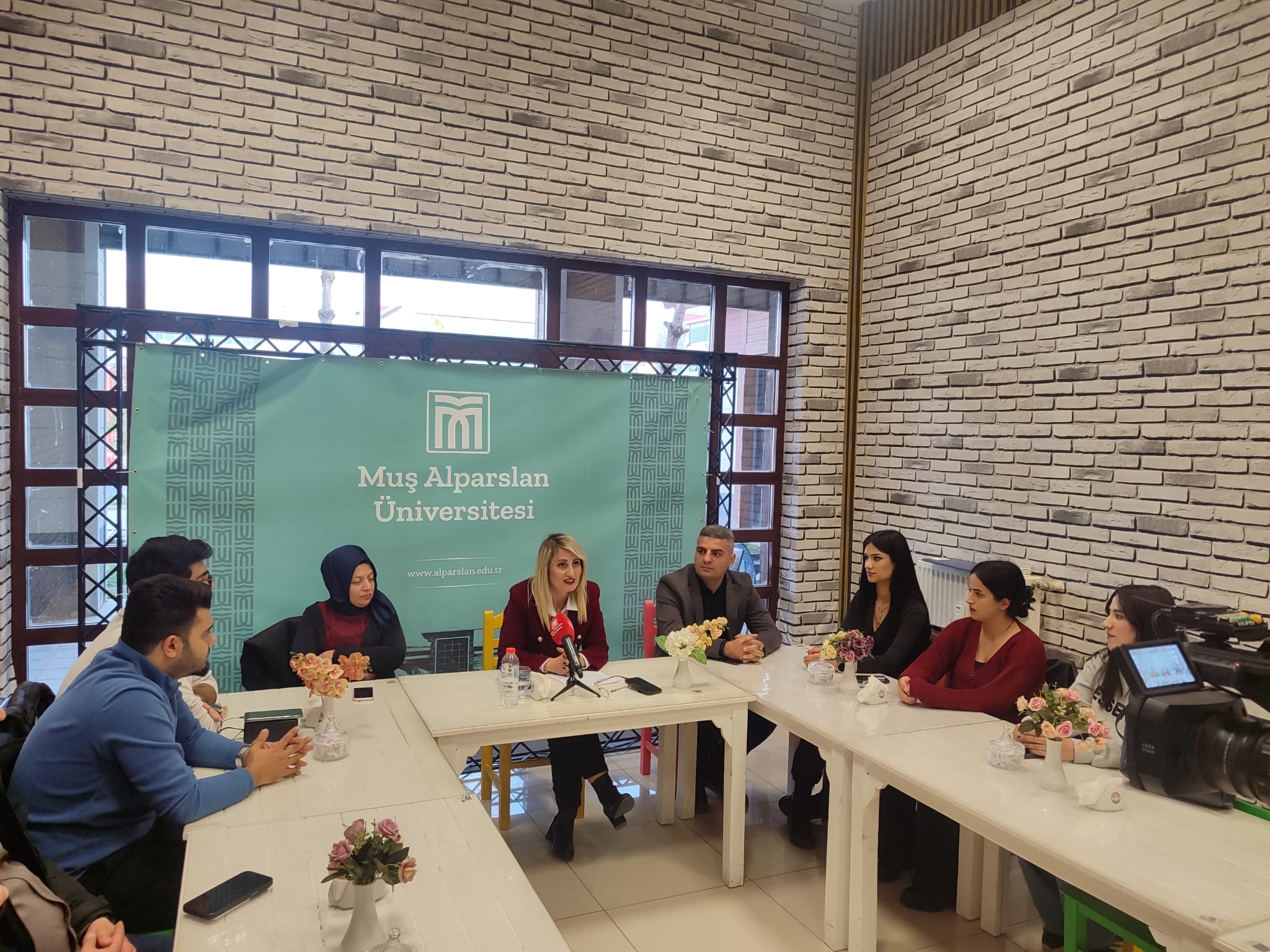 cay-bahane-sohbetlerinin-100-bulusmasi-dijital-obezite-uzerine-derinlikli-bir-soylesi-8266