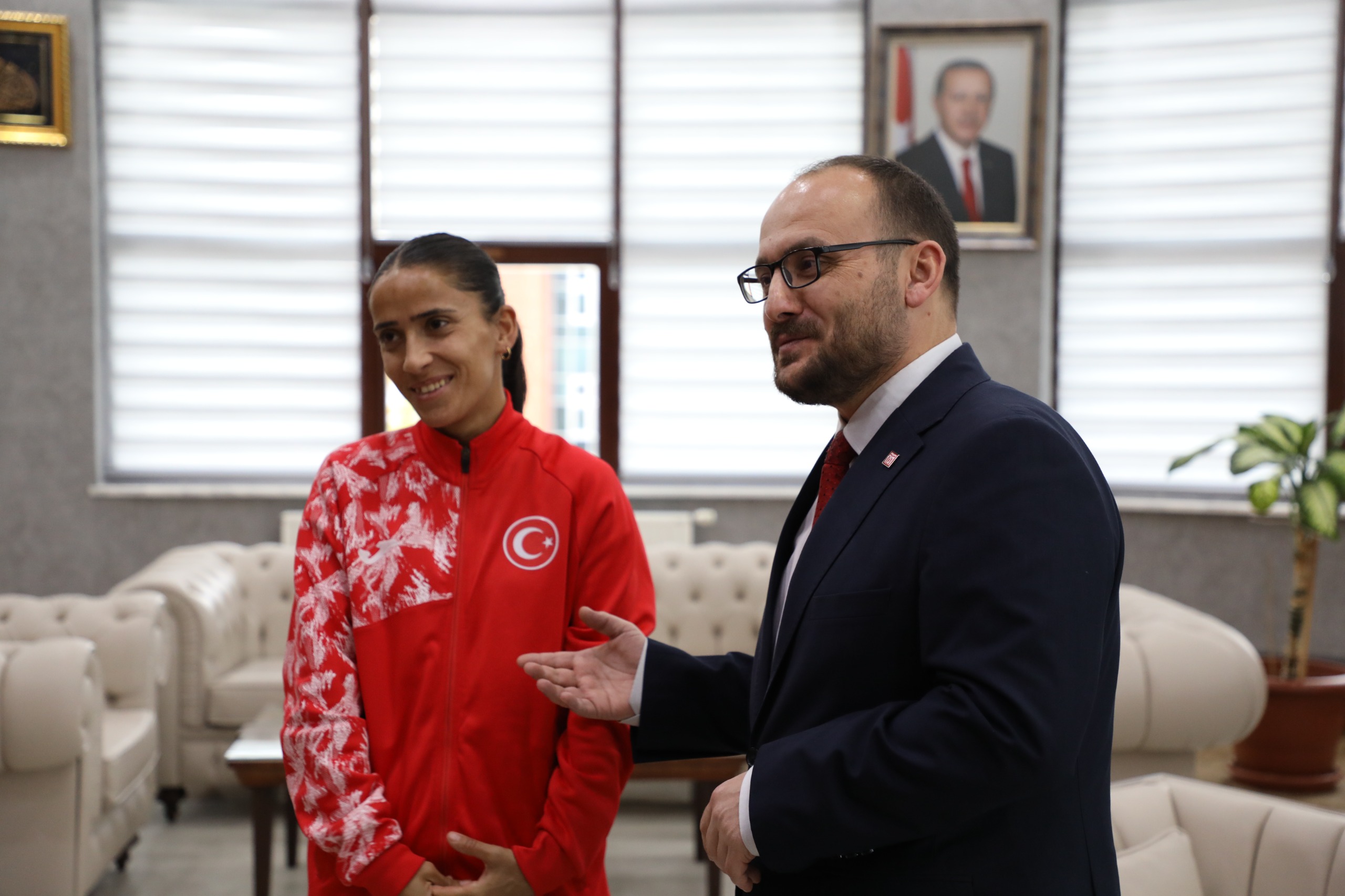 milli-atlet-derya-kunurdan-buyuk-basari-rektorumuz-ogrencimizi-makaminda-agirladi-8306