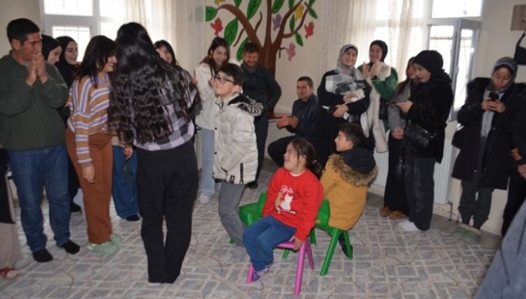 dunya-cocuklar-gununde-ozel-gereksinimli-cocuklara-anlamli-ziyaret-8329