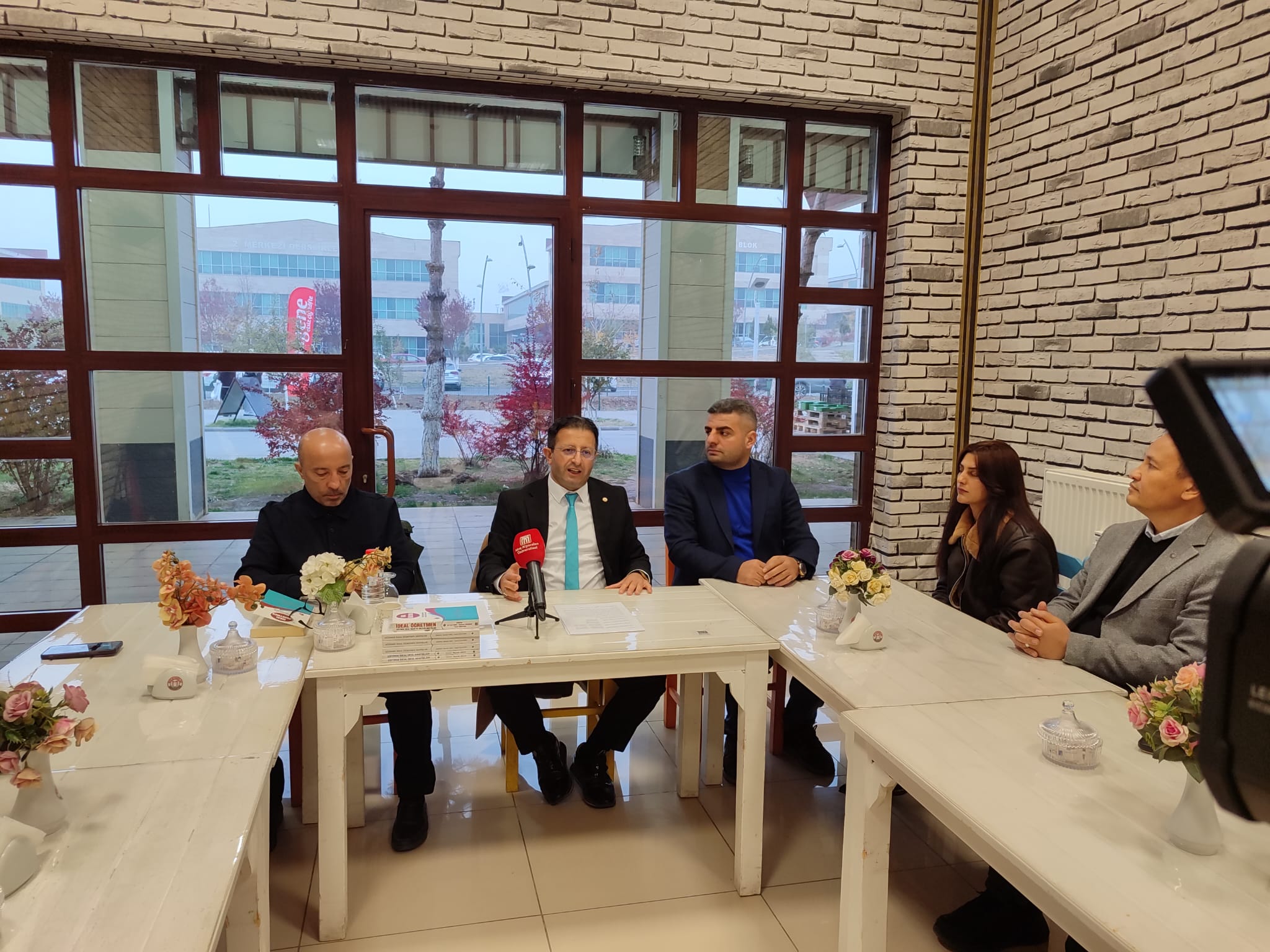 cay-bahane-sohbetlerinin-102nci-programinda-ogretmenin-onemi-ve-turkiye-yuzyili-maarif-modeli-ele-alindi-8333