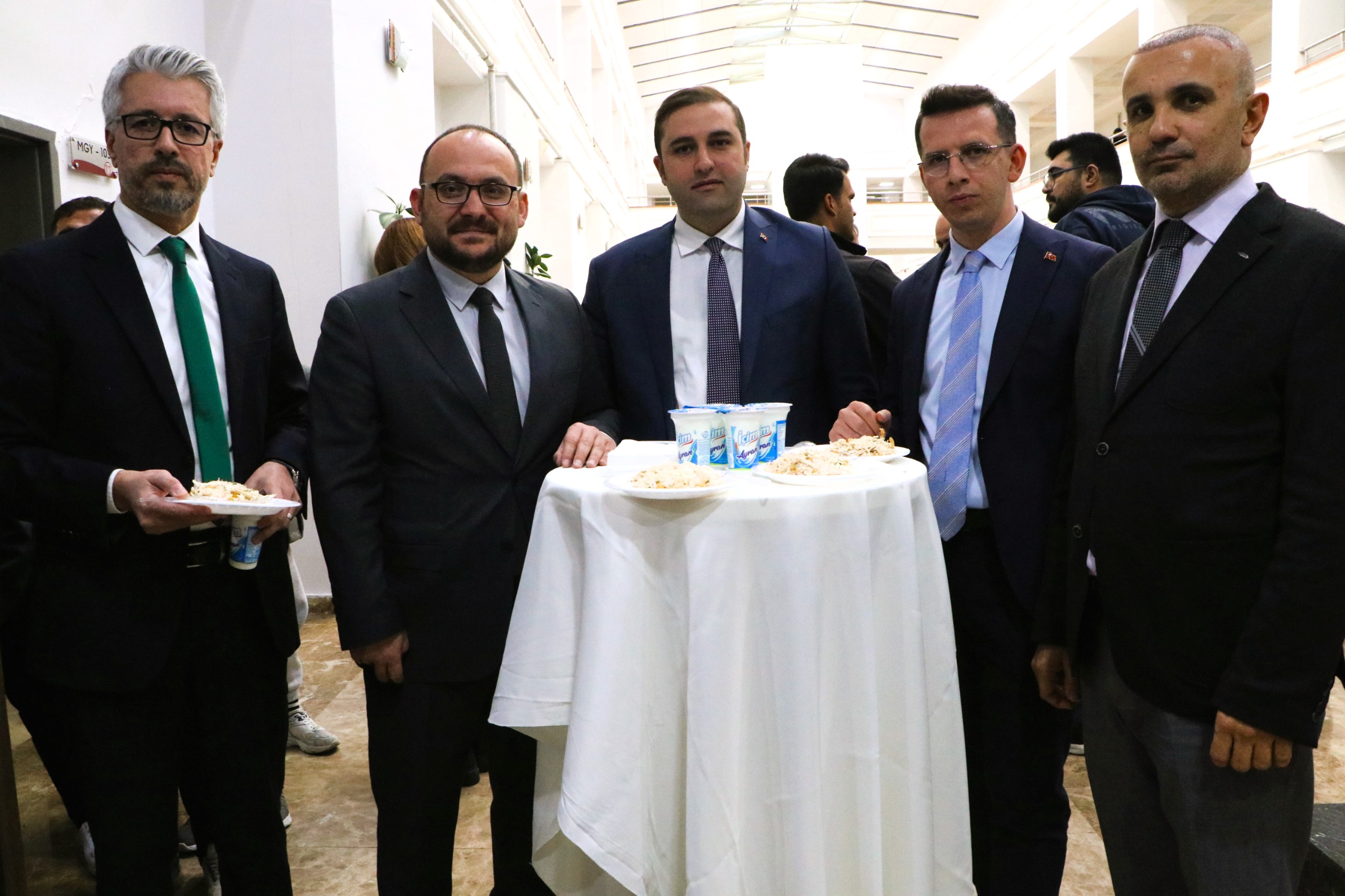 universitemiz-iibfde-mezun-ve-ogrenciler-icin-pilav-gunu-etkinligi-duzenlendi-8337