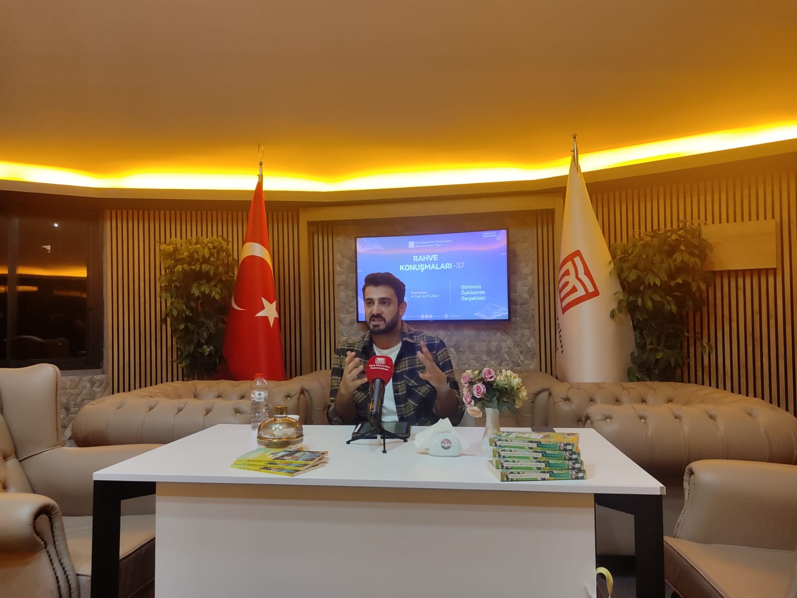 rahve-konusmalarinin-37ncisi-gunumuz-oykusunde-gercekustu-basligiyla-gerceklesti-8399