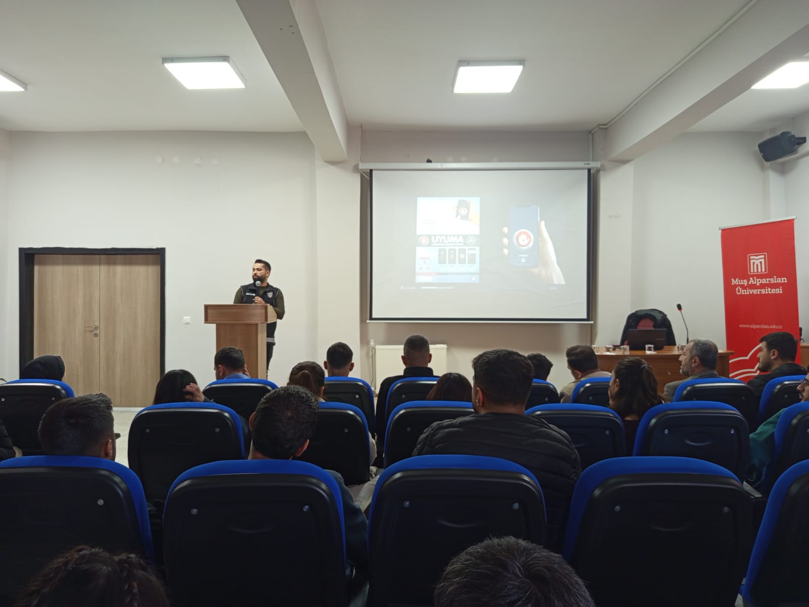 uyusturucu-bagimliligina-karsi-farkindalik-semineri-duzenlendi-8417