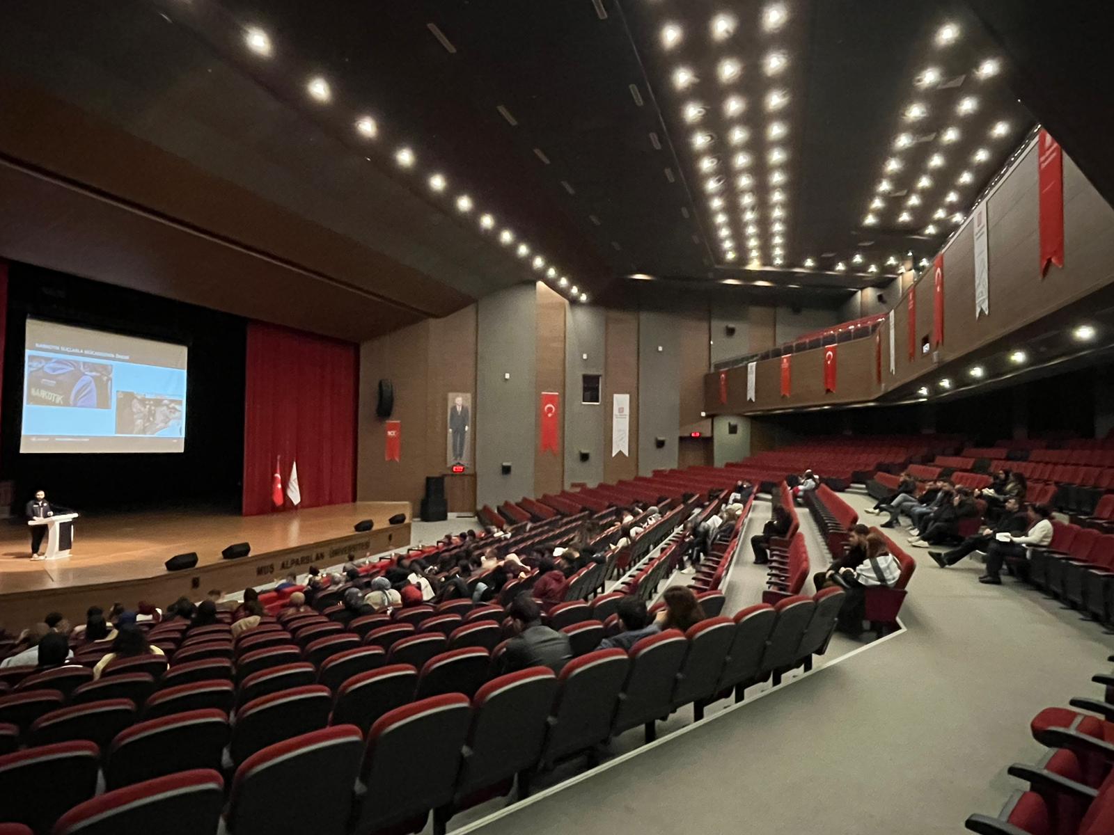 hayat-seninle-daha-guzel-seminerleri-ogrencilerden-yogun-ilgi-gordu-8447