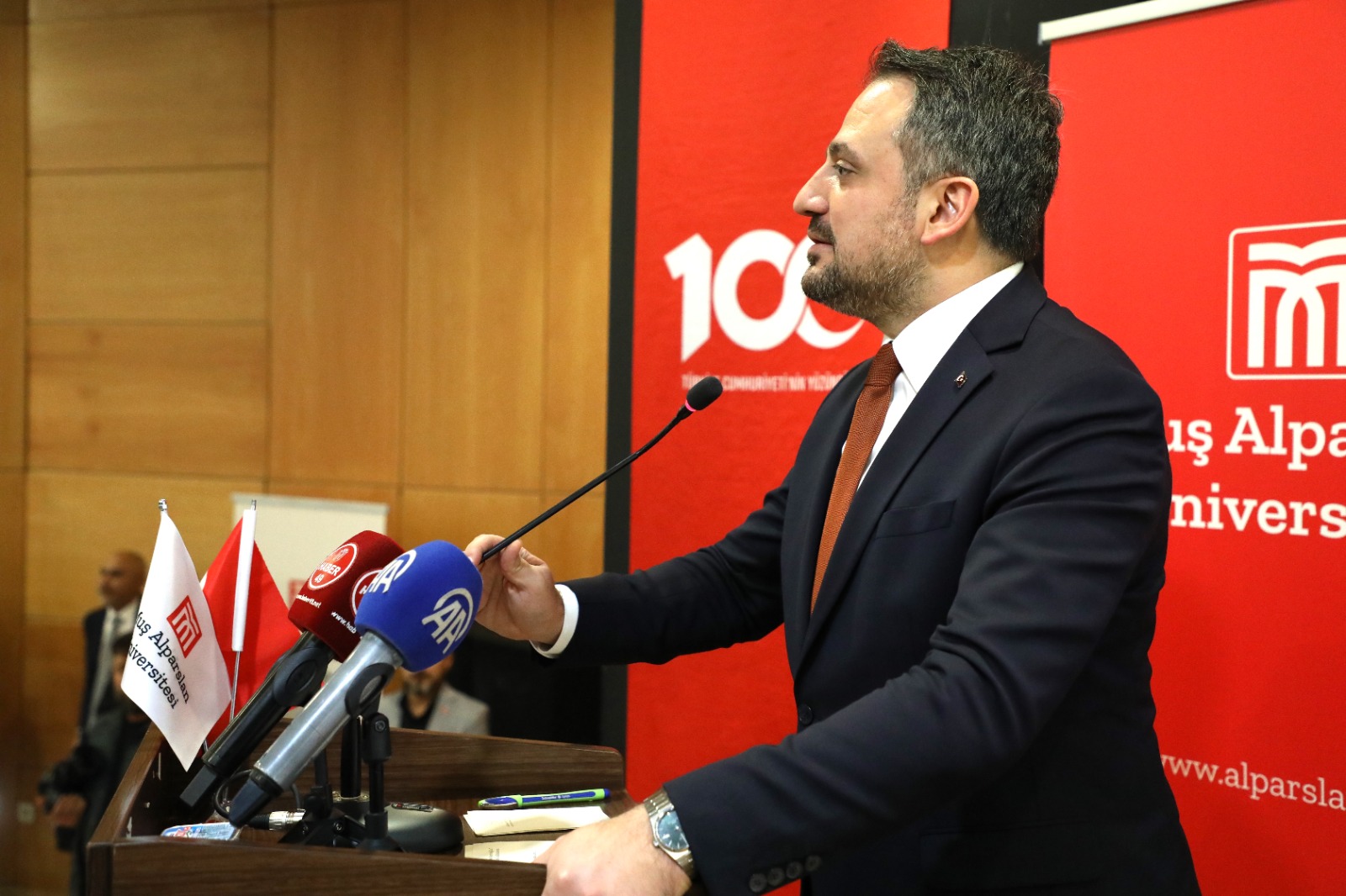 genclik-ve-spor-bakan-yardimcisi-dr-enes-eminoglu-universitemizde-genclerle-bir-araya-geldi-8480