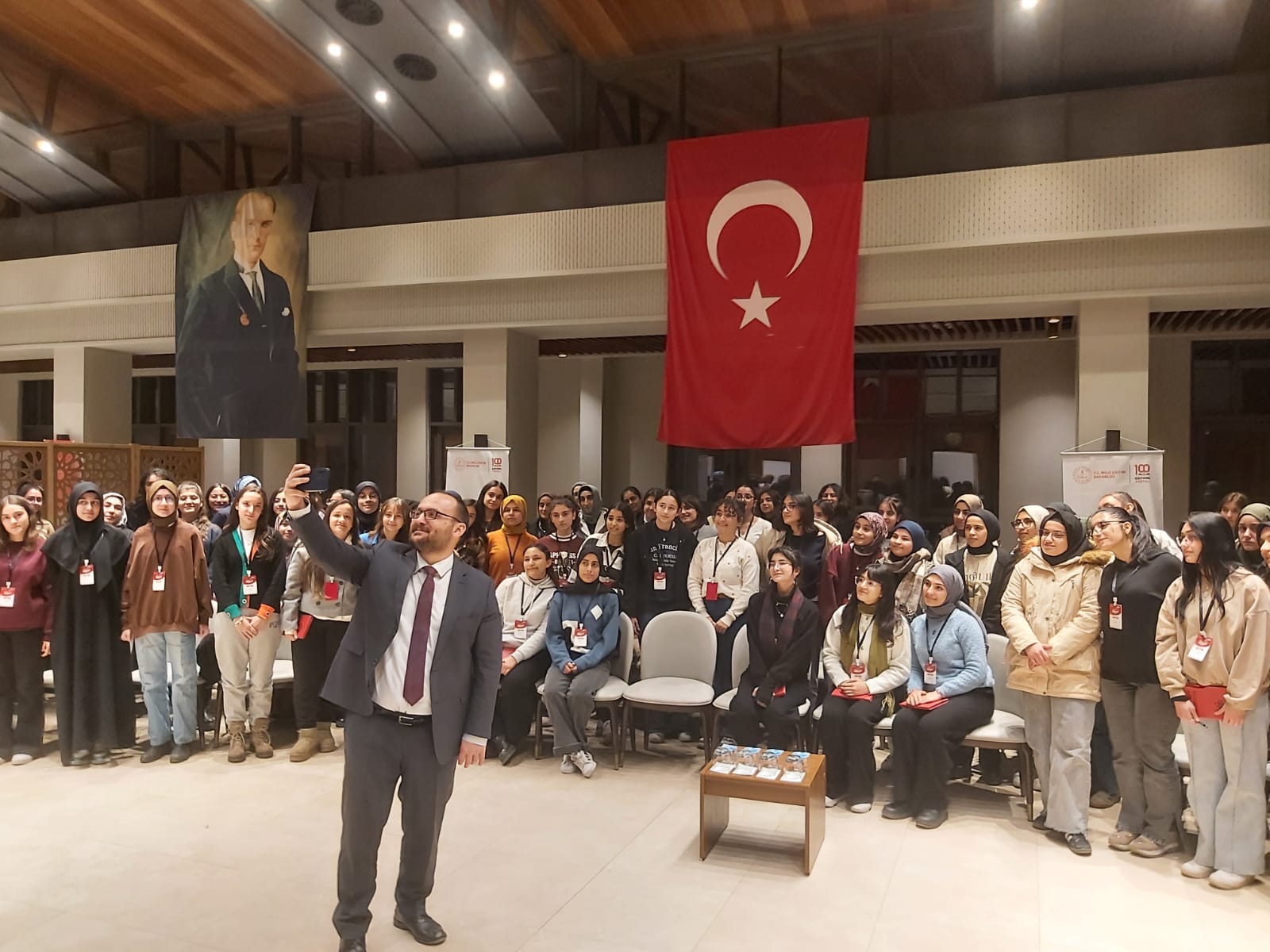 rektorumuz-prof-dr-mustafa-alican-maziden-atiye-ahlat-programinda-ogrencilerle-bulustu-8484