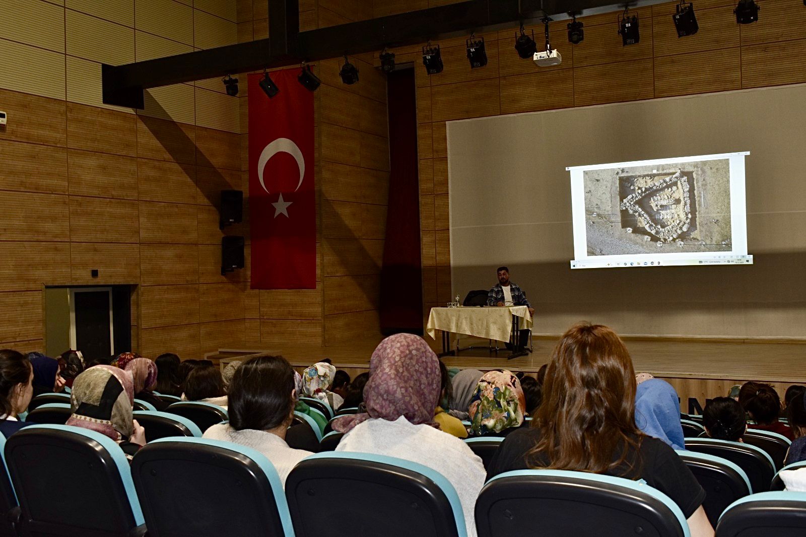 malazgirt-kiz-kyk-yurdunda-malazgirt-projesi-tanitim-sunumu-8501