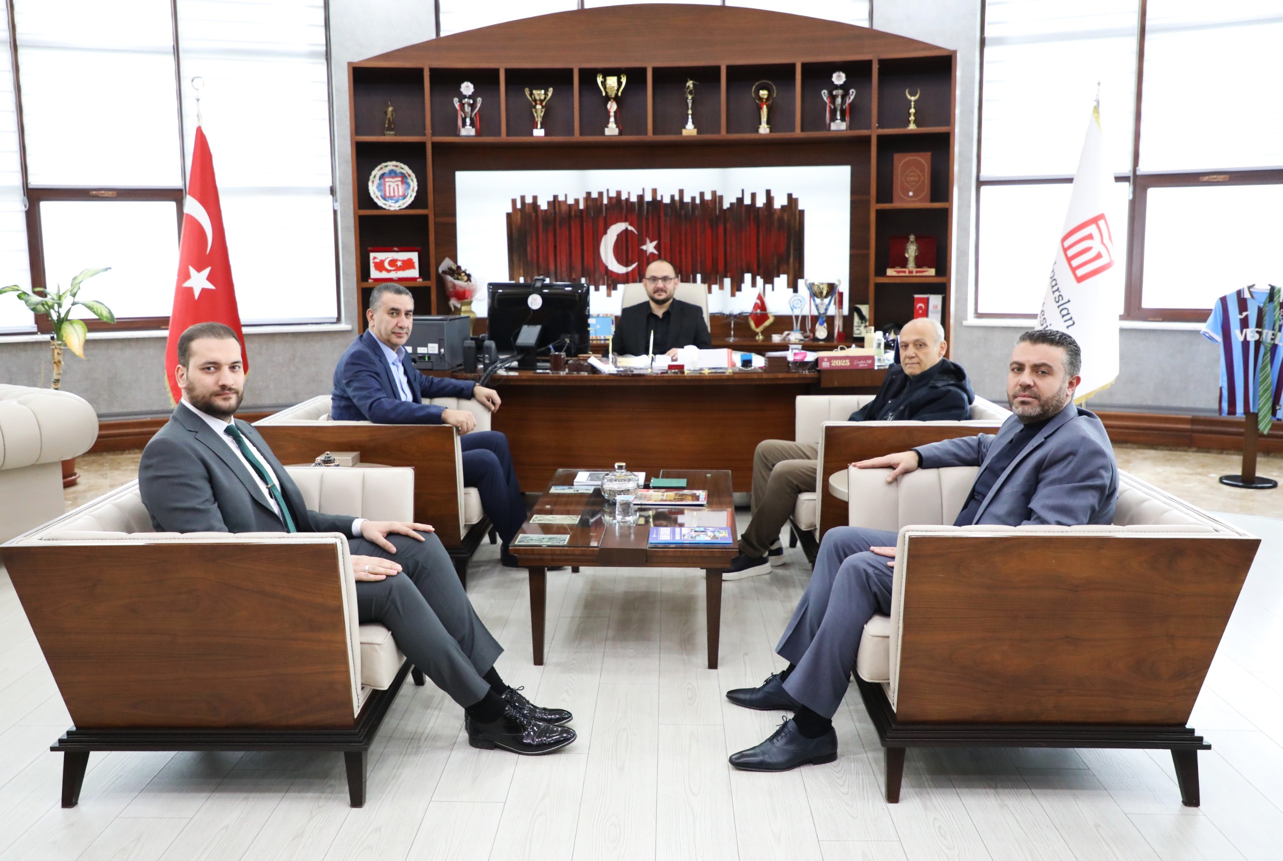 rektorumuz-sivil-toplum-ve-spor-temsilcilerini-agirladi-8505