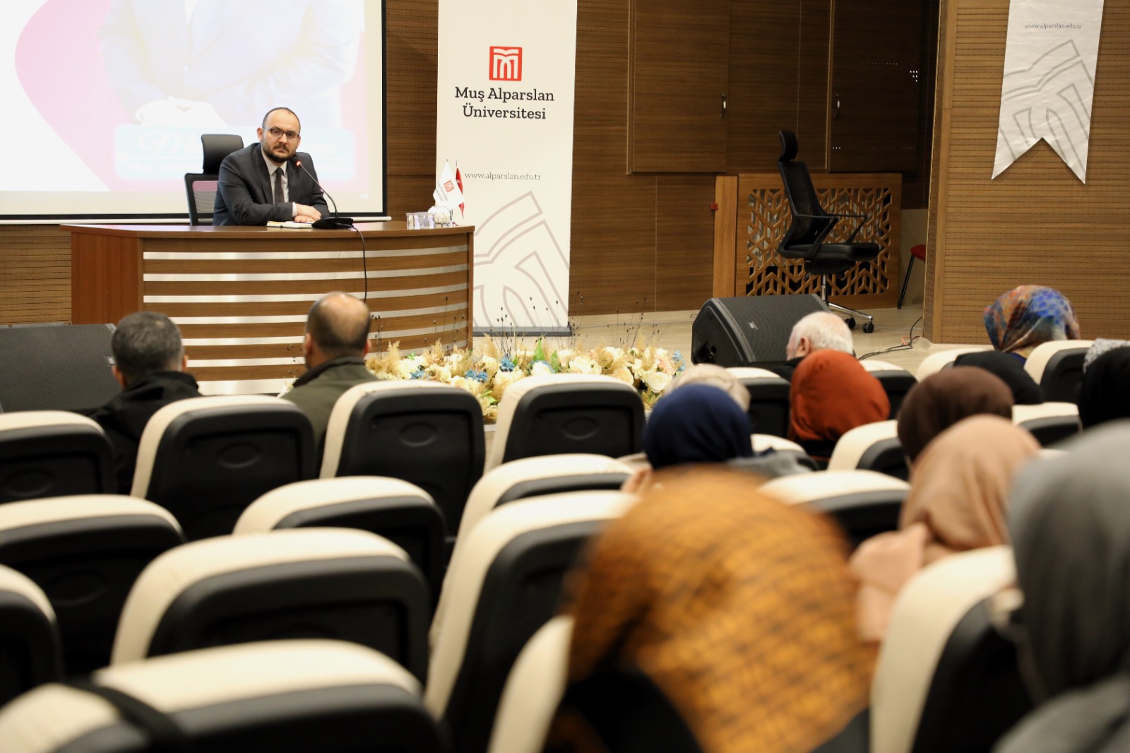 rektorumuz-ilahiyat-fakultesi-ogrencilerimizle-bulustu-8545