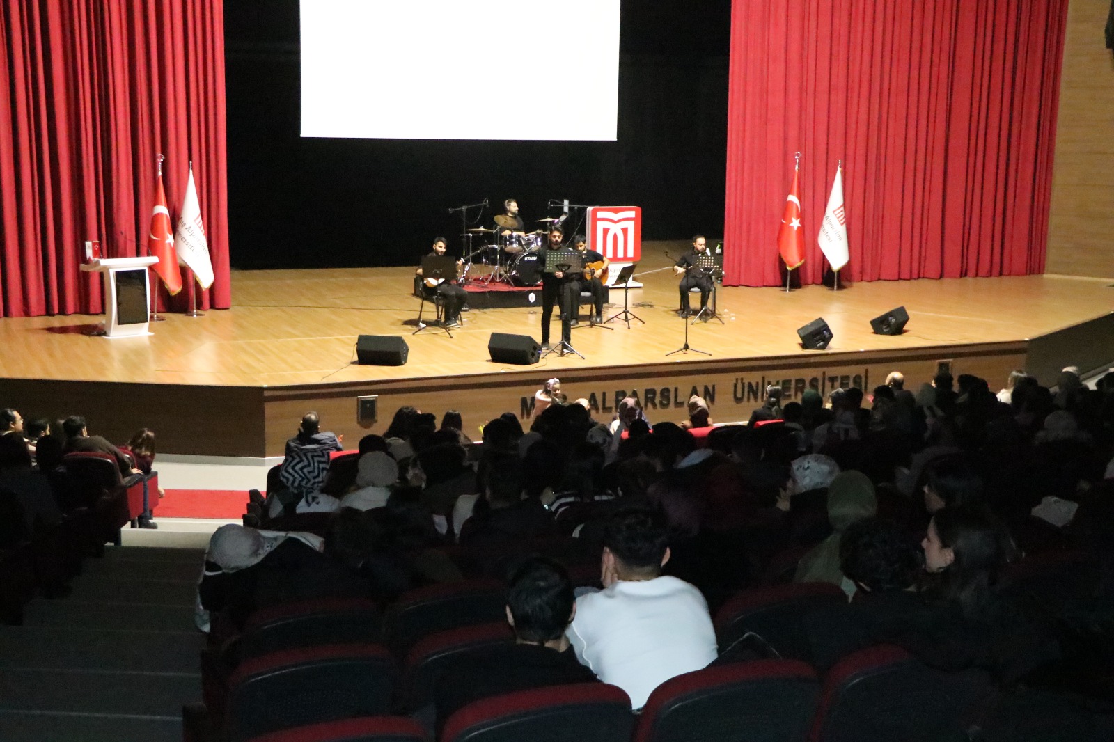 universitemizde-finale-mola-kisa-ses-ver-konseri-gerceklestirildi-8566