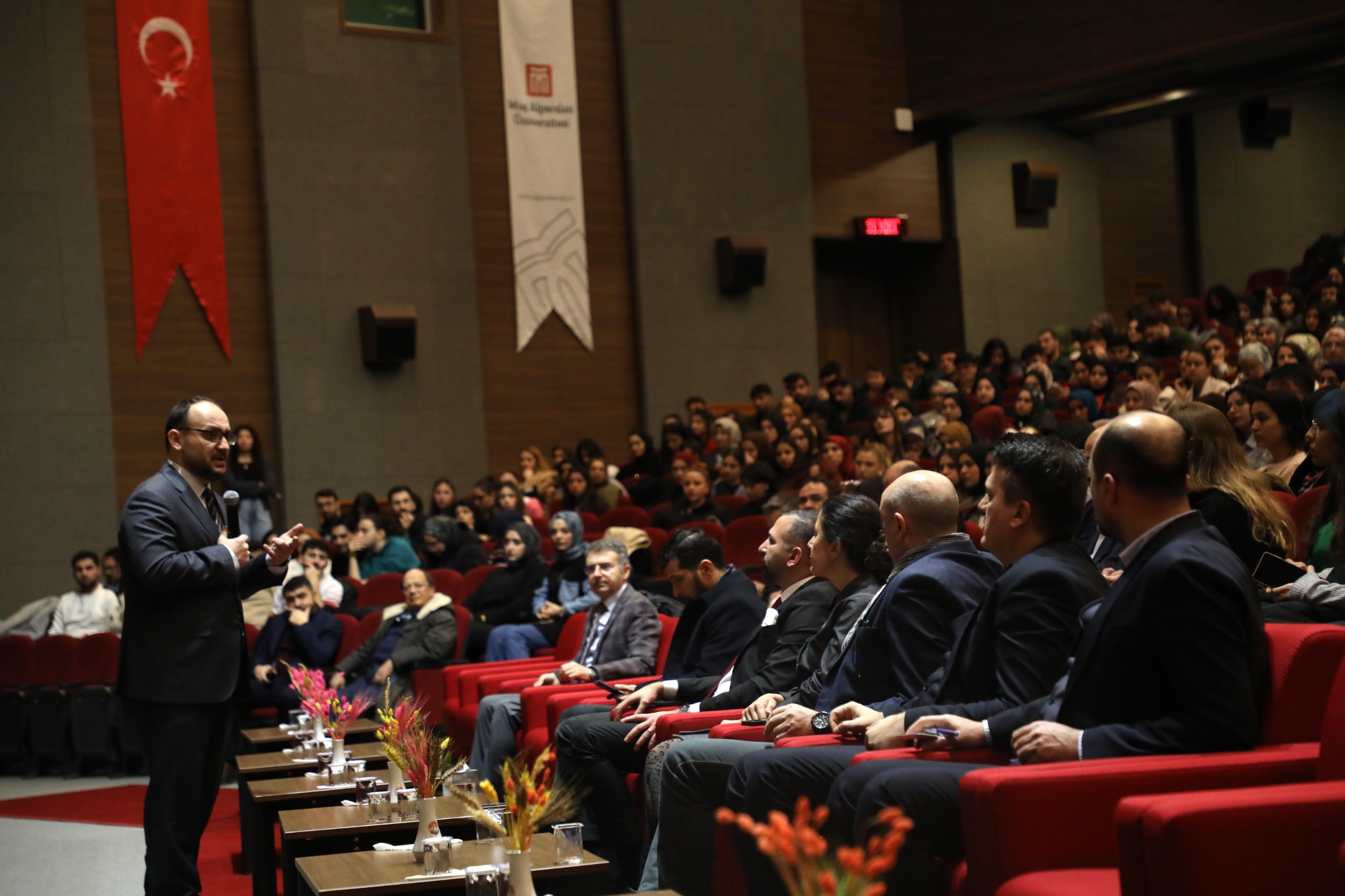 rektorumuz-egitim-fakultesi-ogrencileriyle-bir-araya-geldi-8693