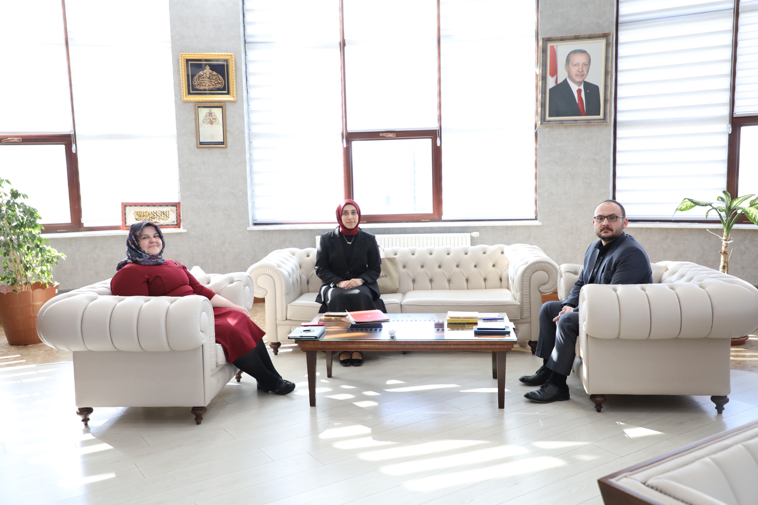 rektorumuz-tubitak-2209-a-projesi-yuruten-ogrencimizi-makaminda-kabul-etti-8812