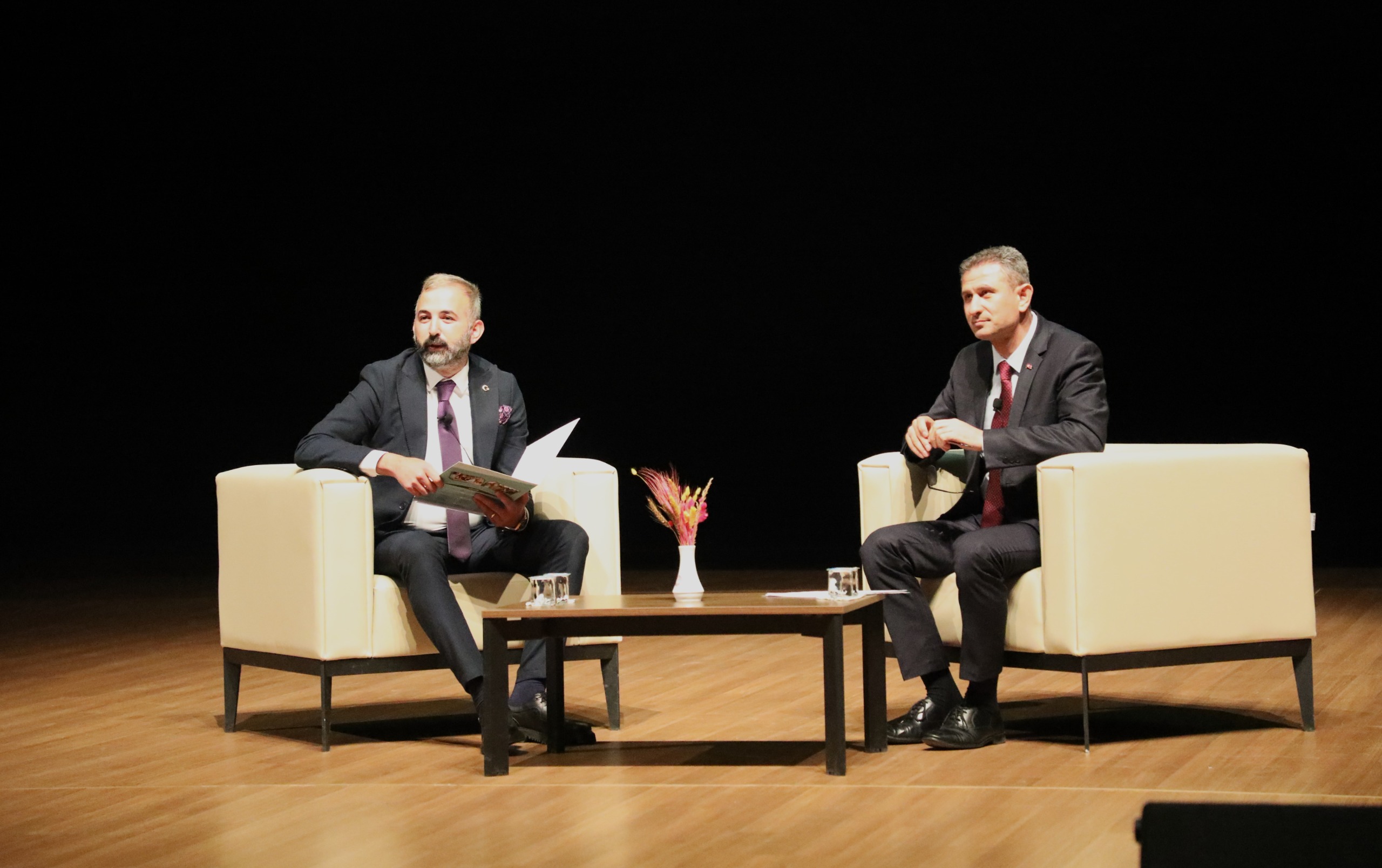 universitemizde-egitimde-donusum-ags-ve-ogretmenlik-kimligi-soylesisi-gerceklestirildi-9010