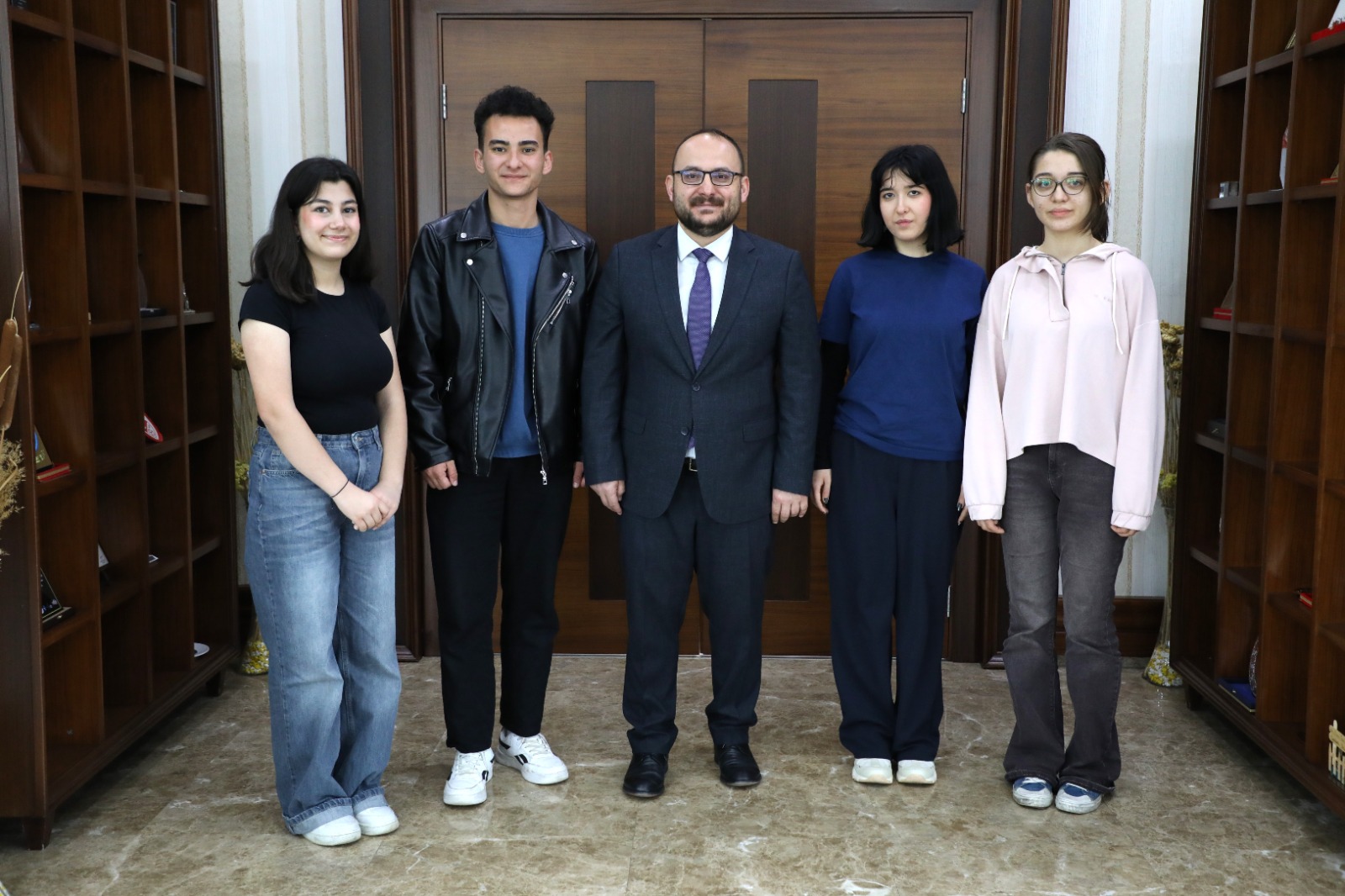 tiyatro-ekibinden-rektorumuze-ziyaret-9023