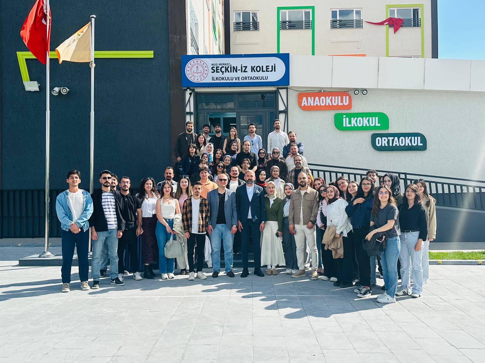 ingiliz-dili-egitimi-ana-bilim-dalindan-sektor-bulusmalari-kapsaminda-mus-seckin-iz-kolejine-ziyaret-9030
