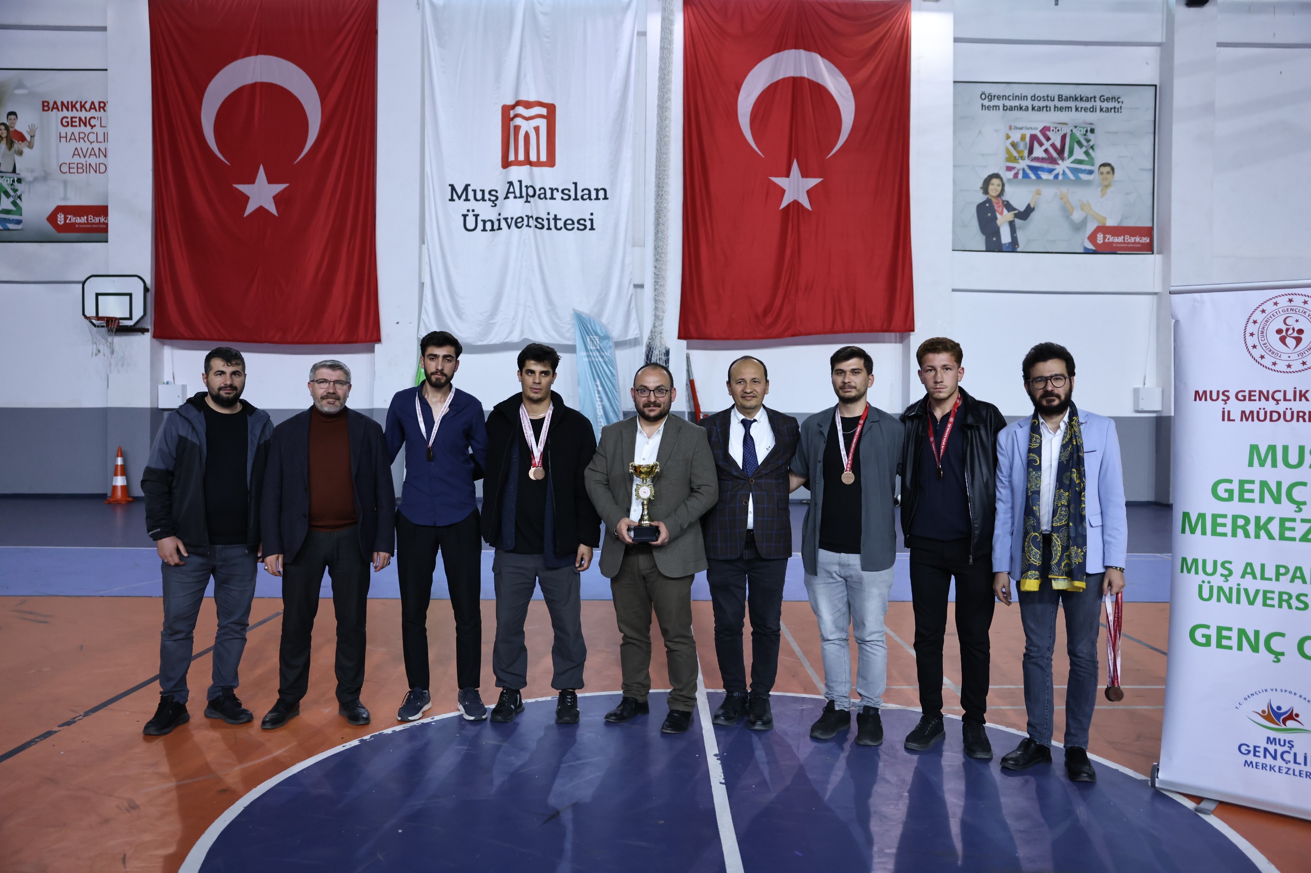 futsal-turnuvasinin-sampiyonu-tarih-bolumu-oldu-9121