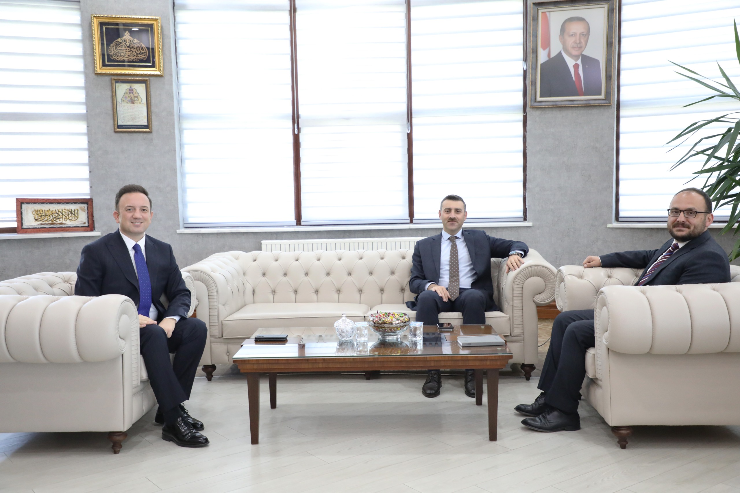 gorev-yeri-degisen-mulki-idare-amirlerinden-rektorumuze-veda-ziyareti-9246