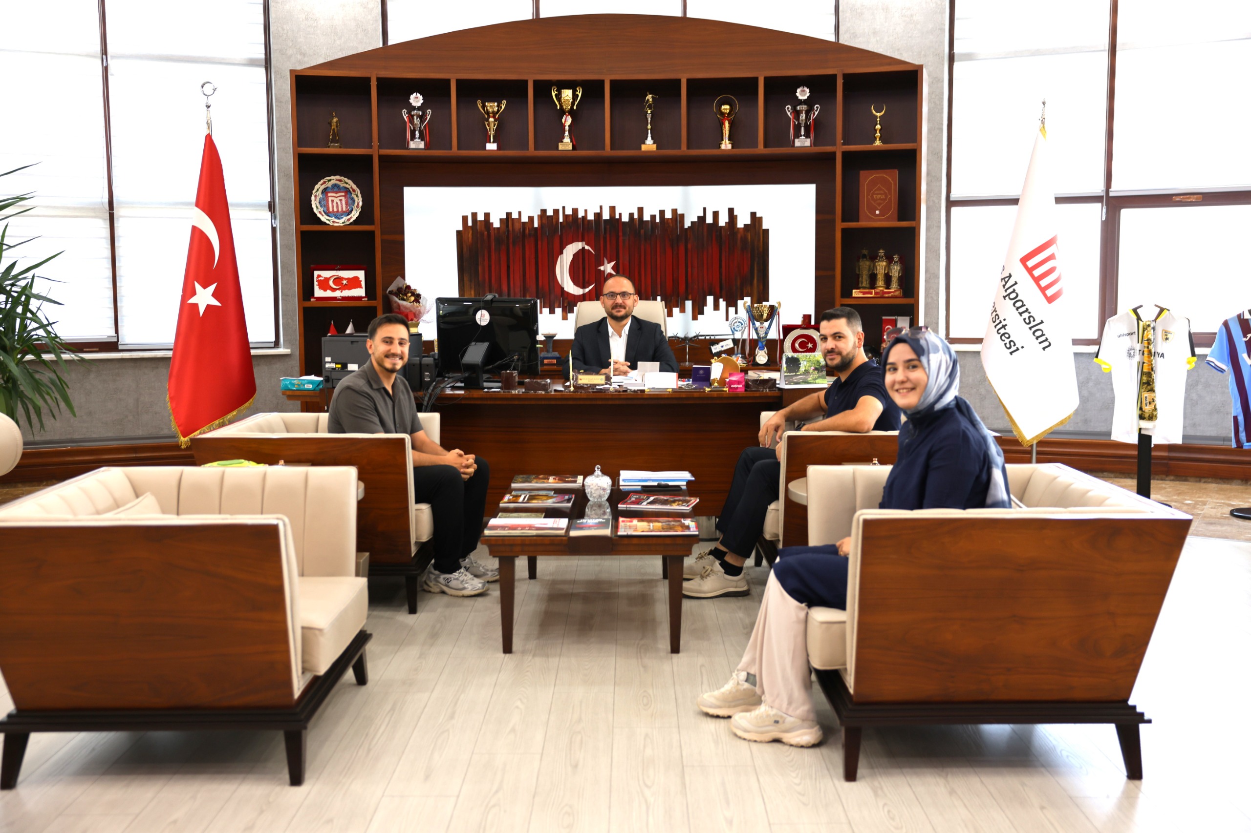 aile-sagligi-merkezi-doktoru-abdulhakim-ilgeden-rektorumuze-veda-ziyareti-9285