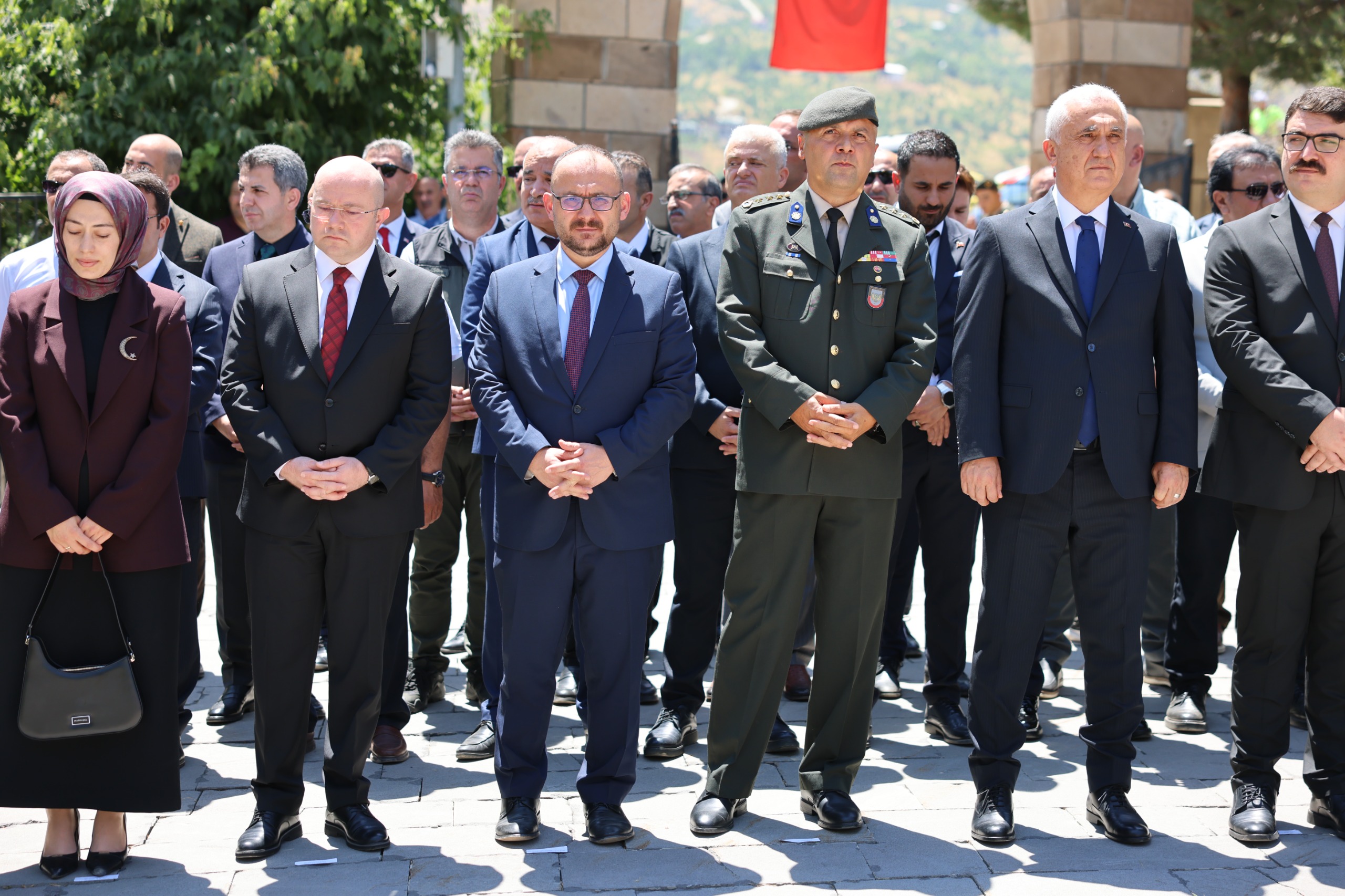 rektorumuz-15-temmuz-demokrasi-ve-milli-birlik-gunu-kapsaminda-sehitligi-ziyaret-etti-9298