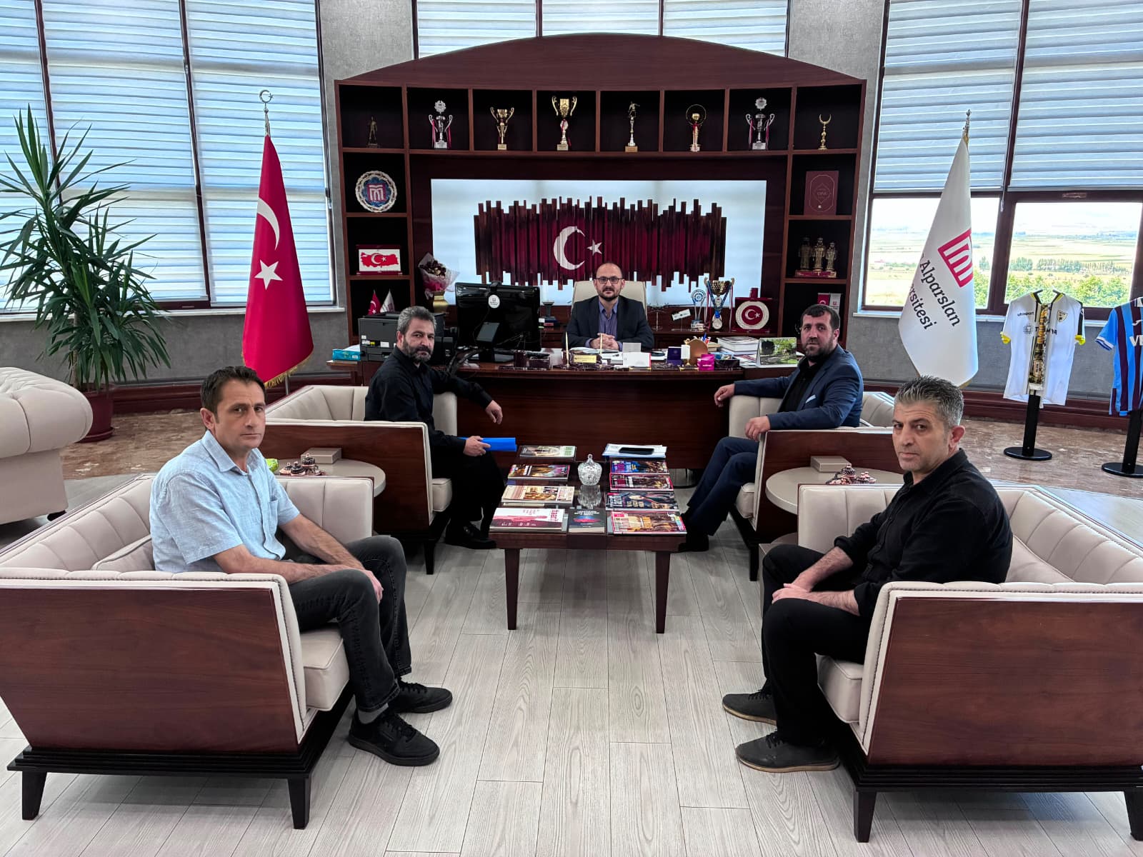 rektorumuz-sehit-ve-gazi-aileleri-dernegi-ile-asimder-heyetini-agirladi-9310