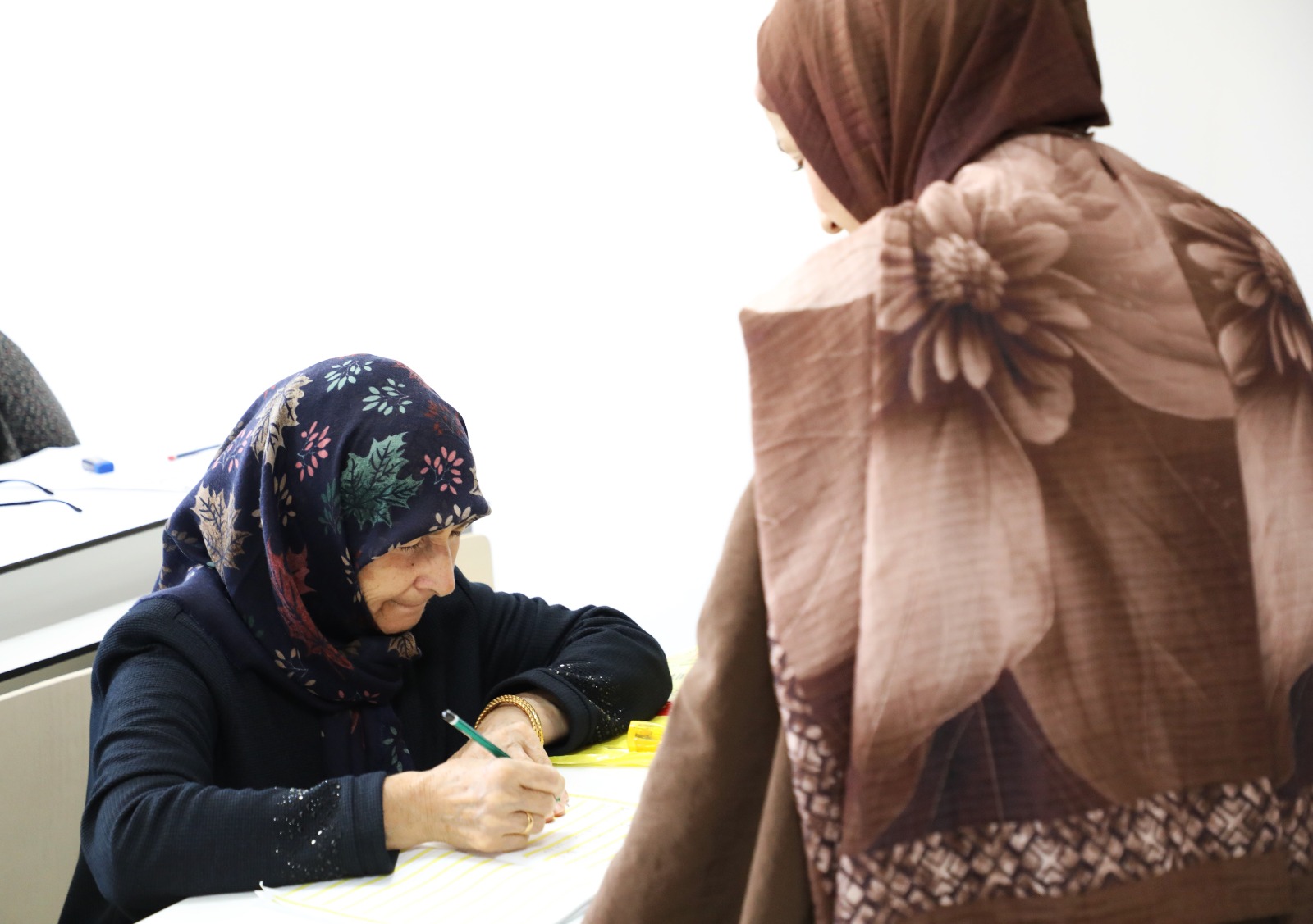 ogrenmenin-yasi-yok-65-yas-ustu-kadinlar-universitemizde-okuma-yazma-ogreniyor-9311