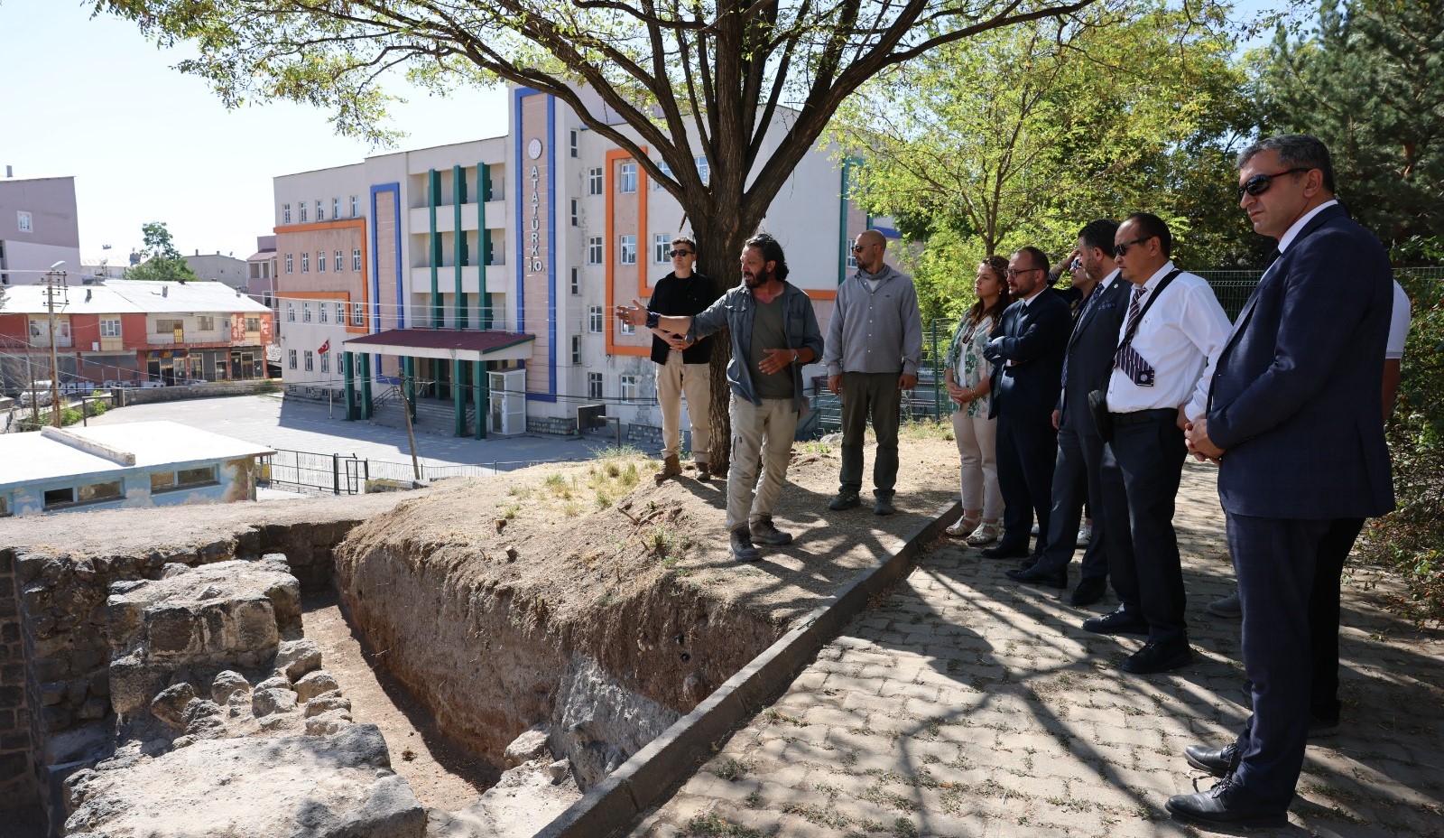 senato-uyelerimiz-tarihi-malazgirt-kent-kazilarini-inceledi-9411
