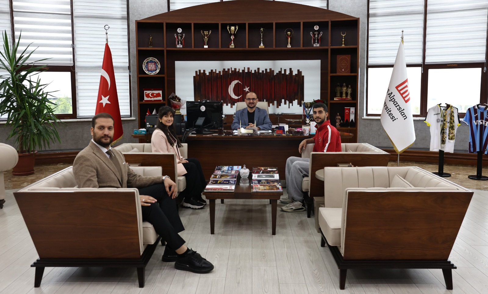 turkiye-sampiyonu-ogrencimiz-yusuf-kilictan-rektorumuze-ziyaret-9501